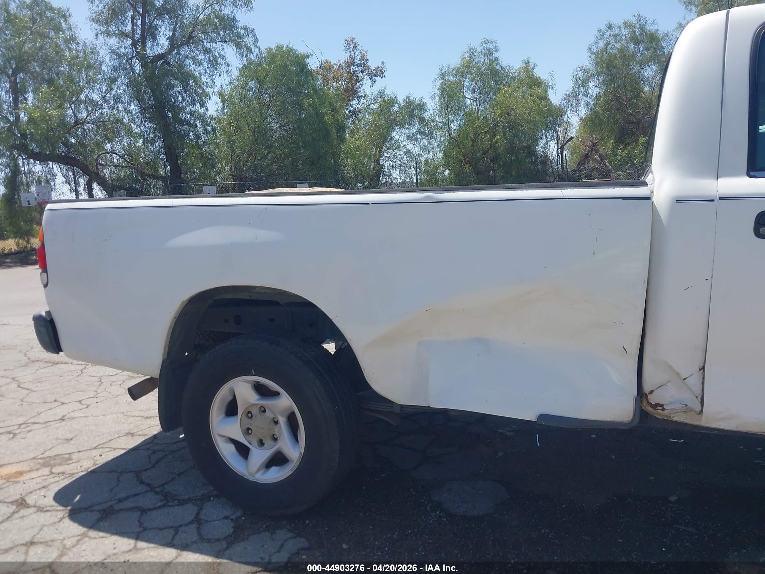 2002 Toyota Tundra   White vin: 5TBJN32192S267692