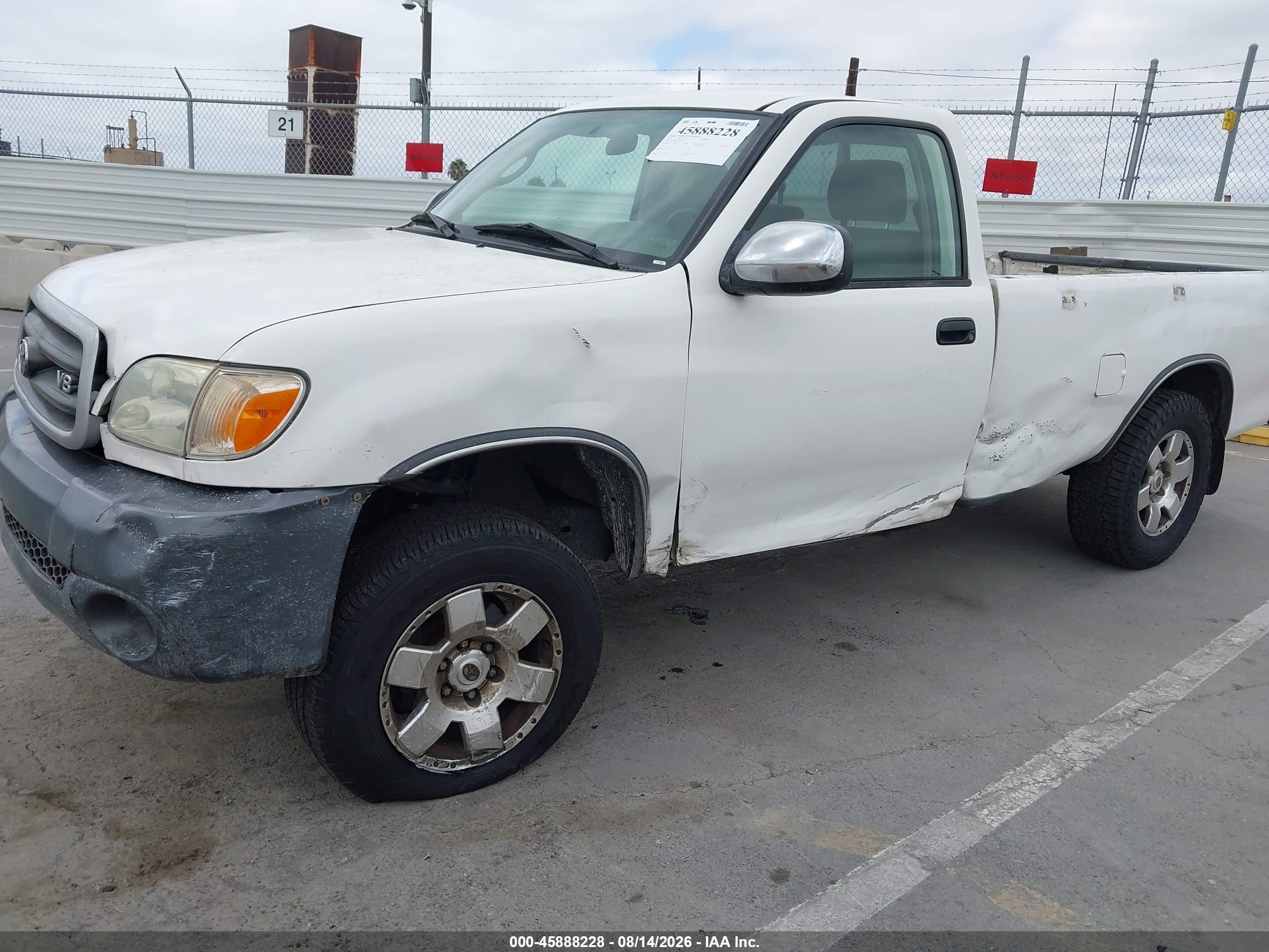 2005 Toyota Tundra Base V8 White vin: 5TBJT32125S456761
