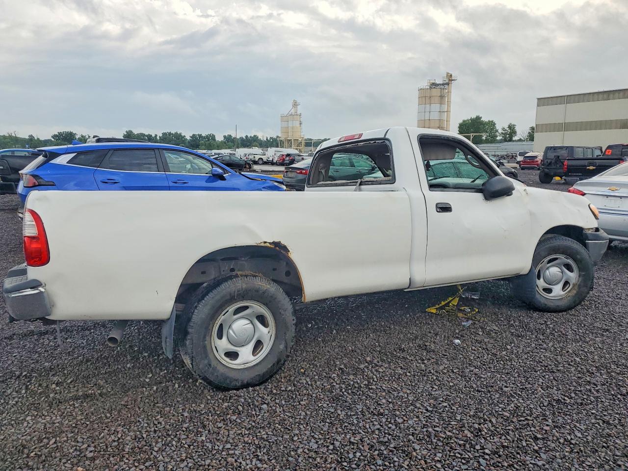 2005 Toyota Tundra Base White vin: 5TBJT32135S464545