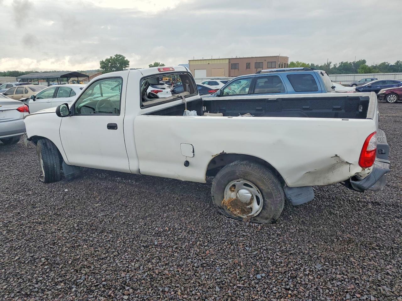 2005 Toyota Tundra Base White vin: 5TBJT32135S464545