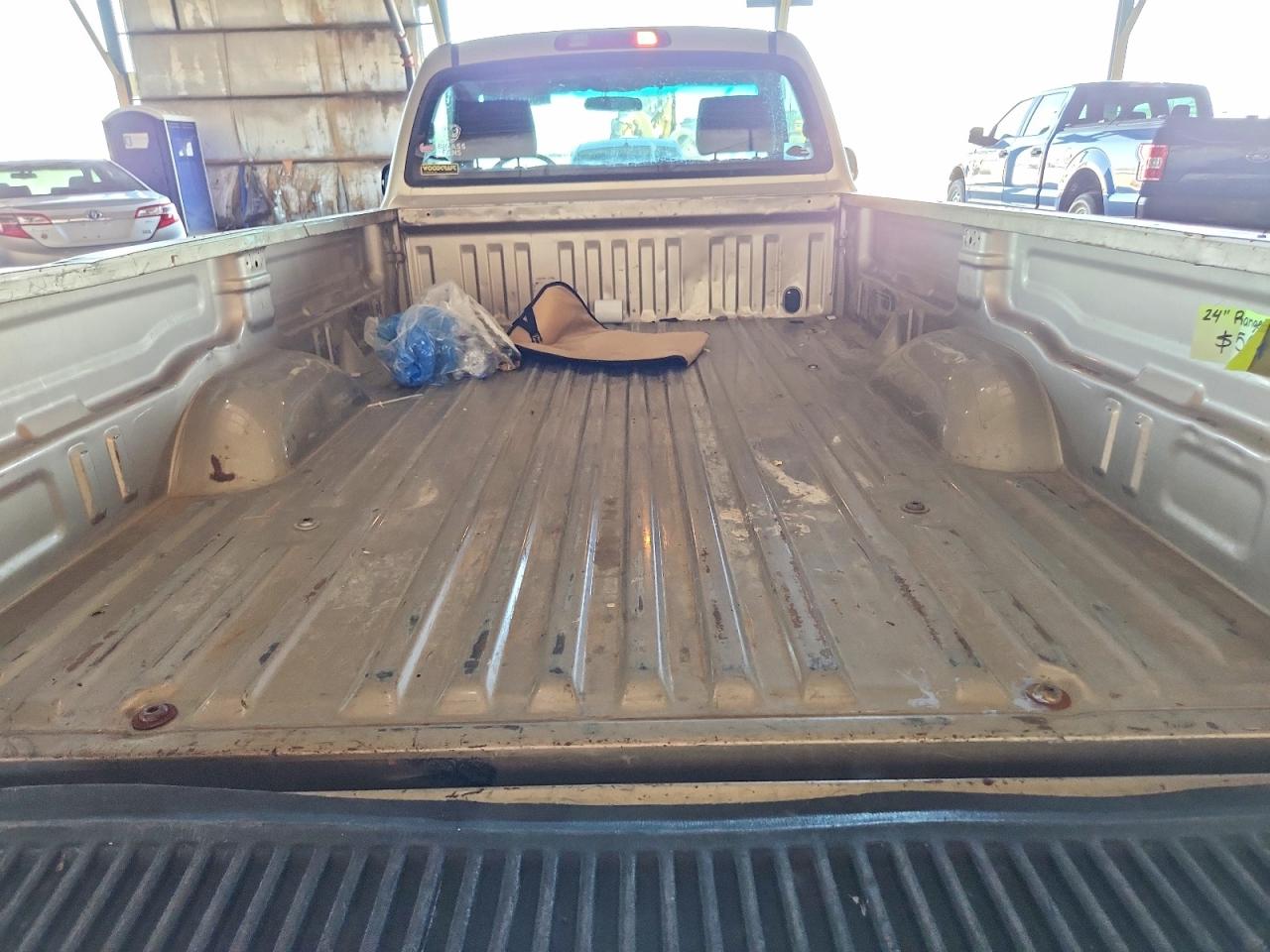 2005 Toyota Tundra Base Tan vin: 5TBJT321X5S461335