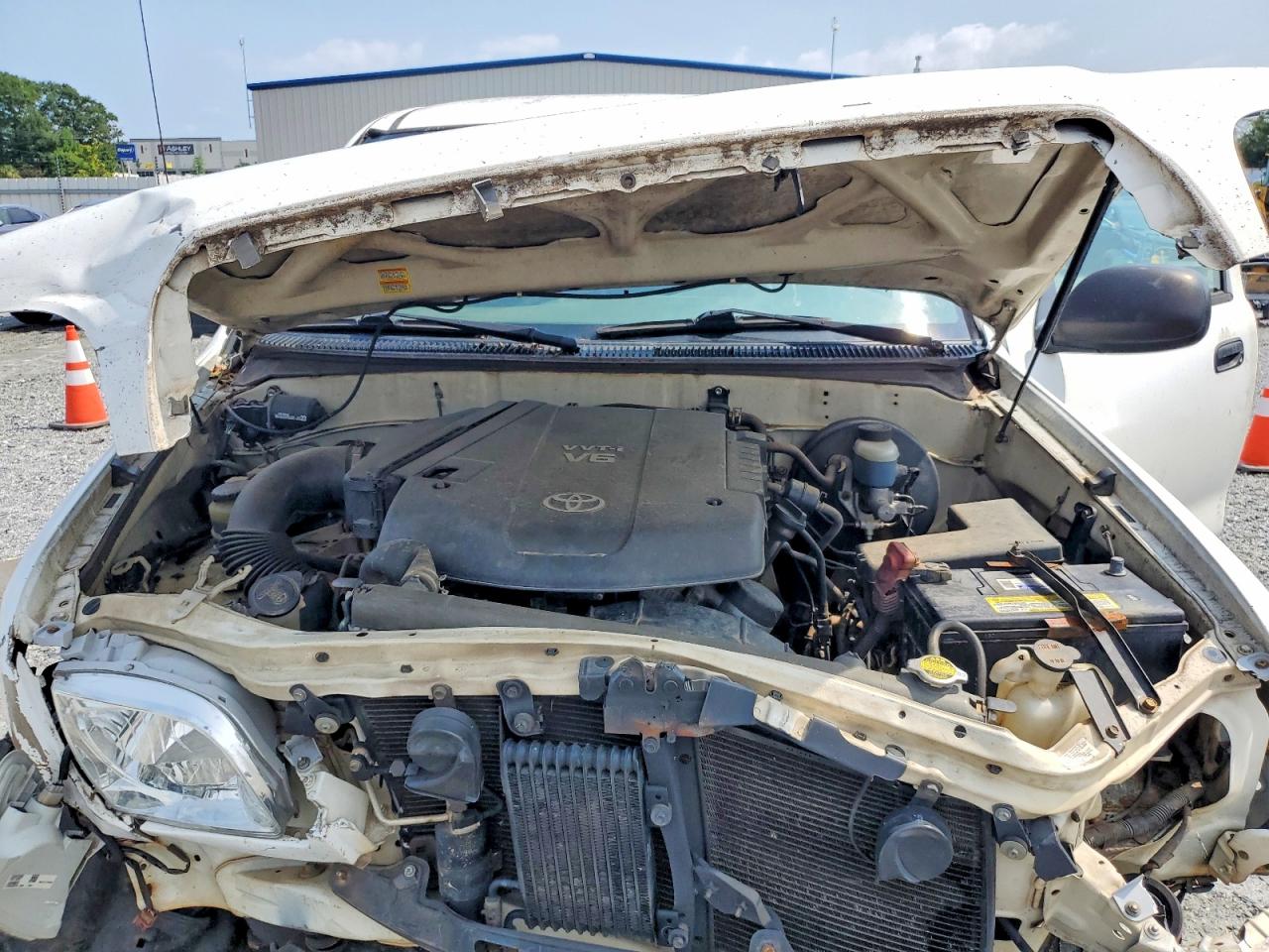 2006 Toyota Tundra Base White vin: 5TBJU321X6S471636