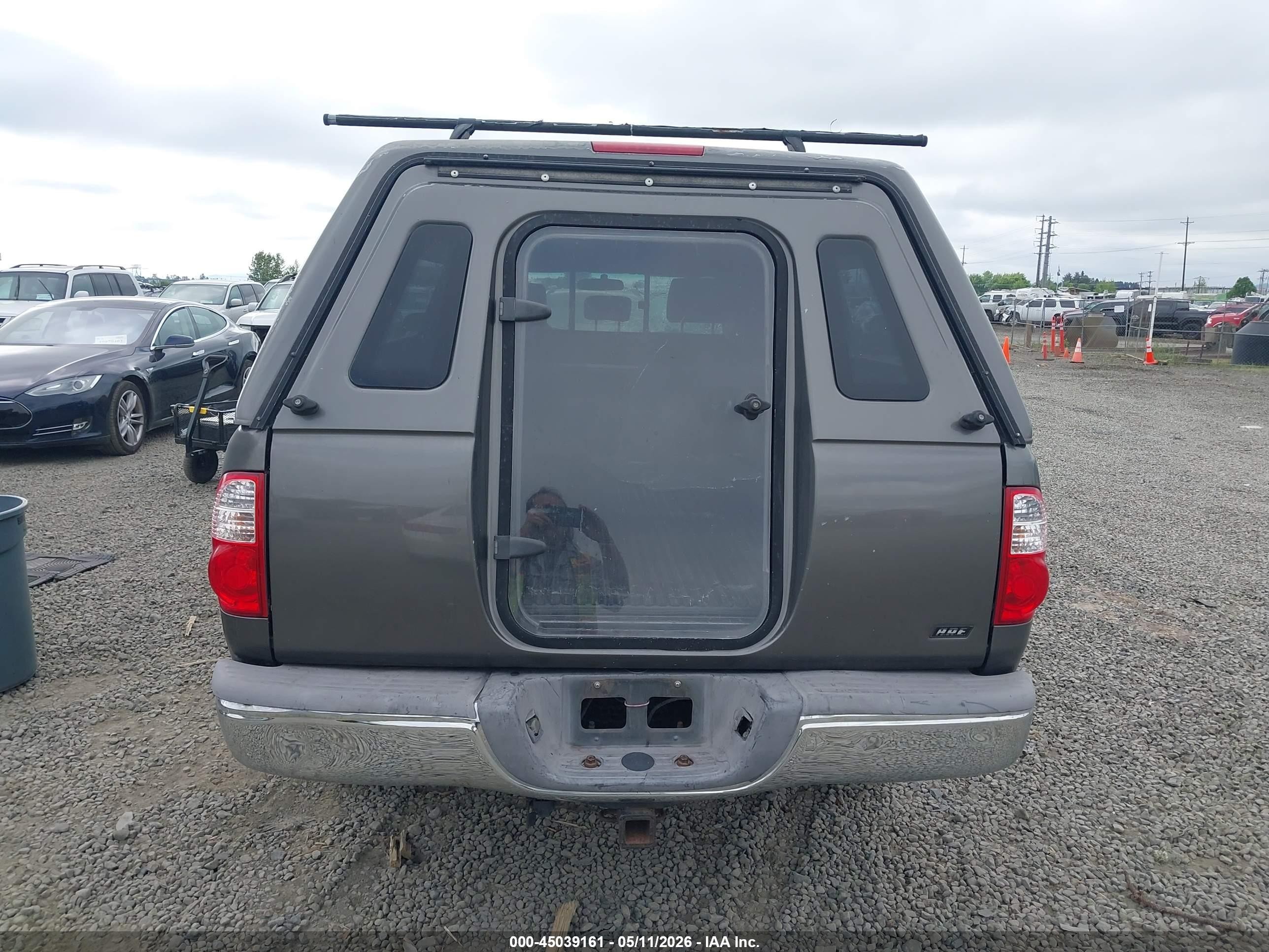 2005 Toyota Tundra Base V8 Серый vin: 5TBKT42155S469627