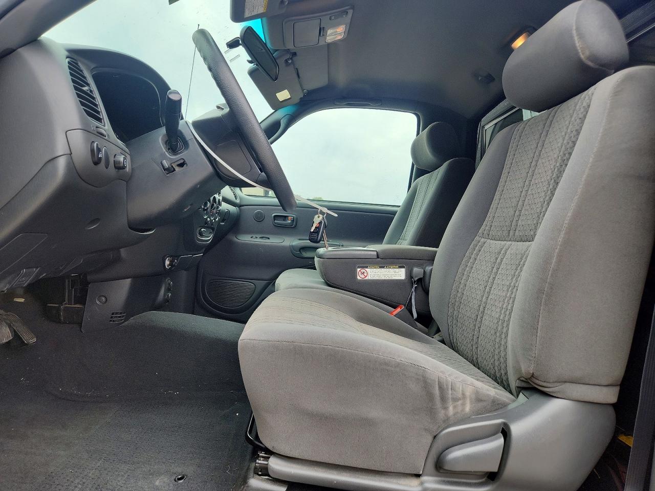 2004 Toyota Tundra Sr5 Red vin: 5TBKT441X4S445884