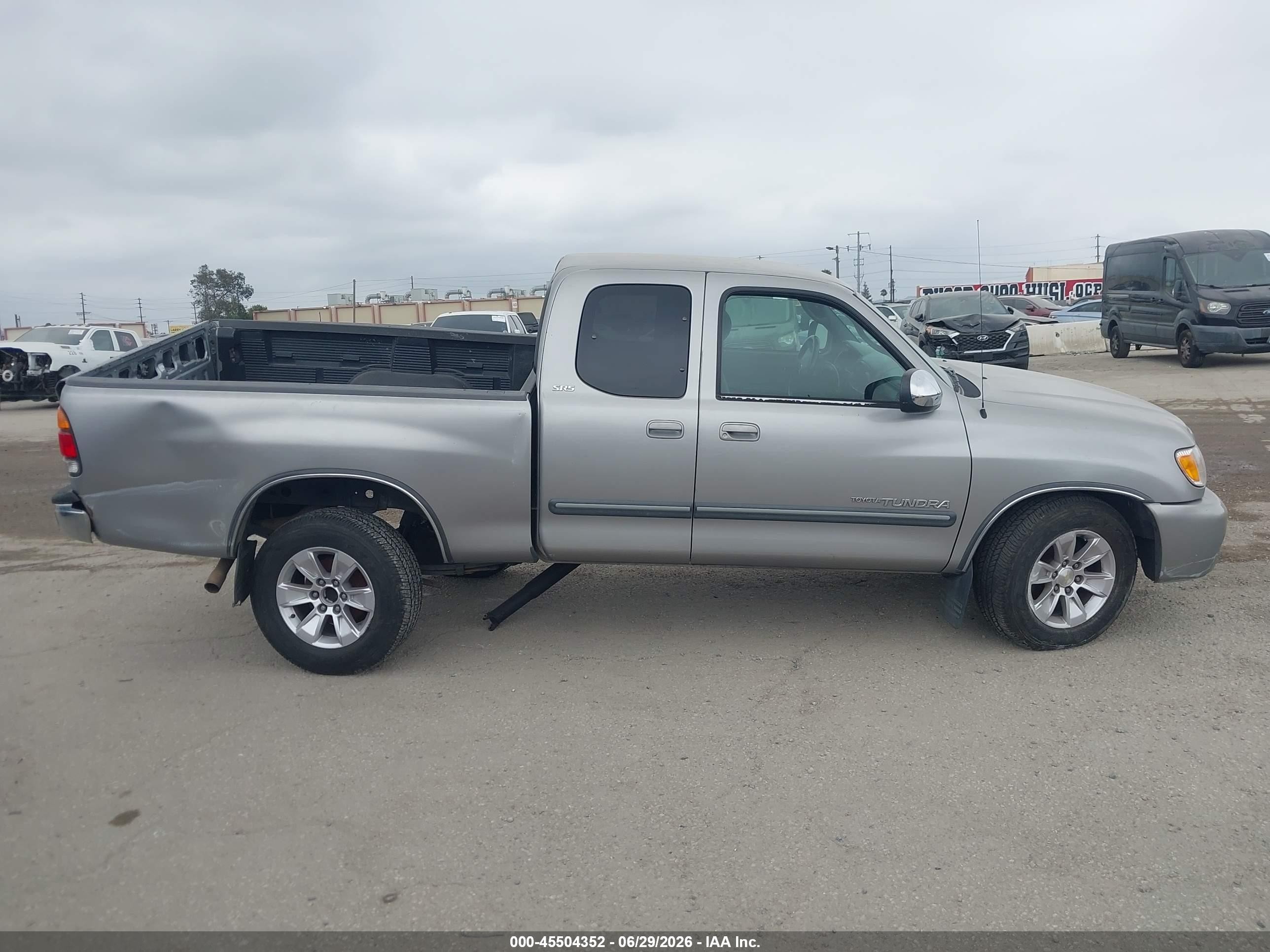 2004 Toyota Tundra Sr5 V8 Silver vin: 5TBRT34154S441556
