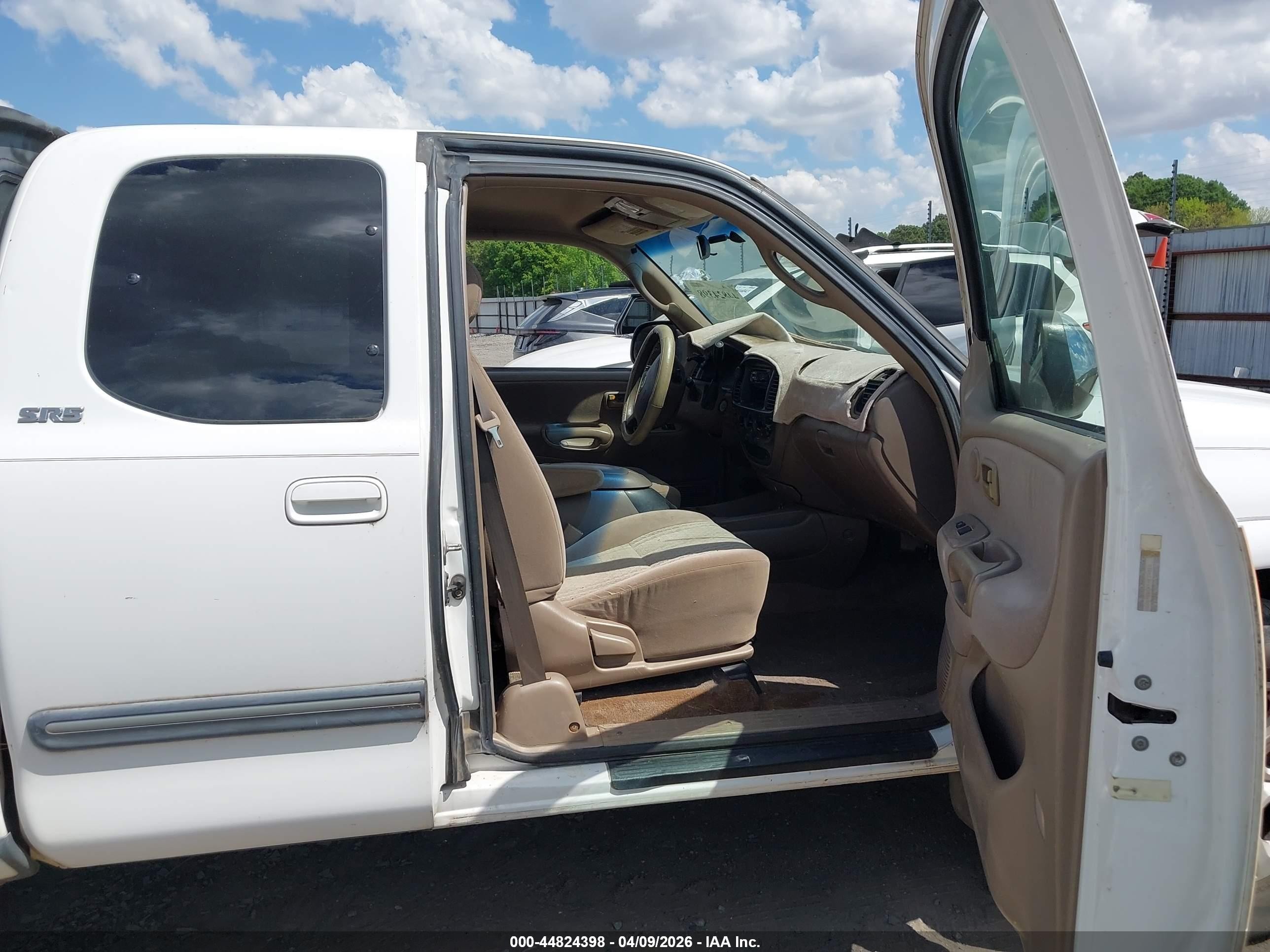 2003 Toyota Tundra Sr5 V8 White vin: 5TBRT341X3S398556