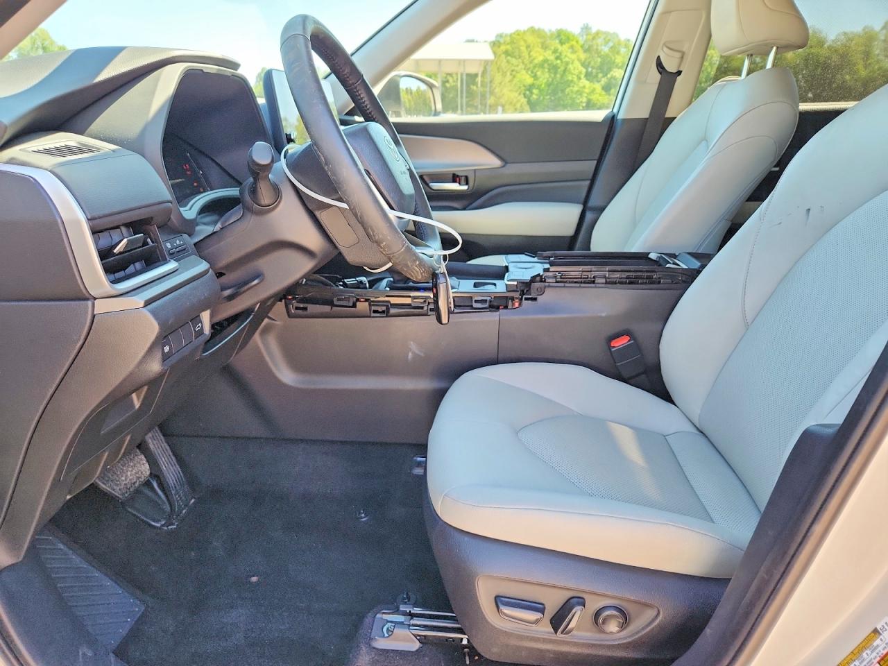 2024 Toyota Grand Highlander Xle Белый vin: 5TDAAAB50RS069152