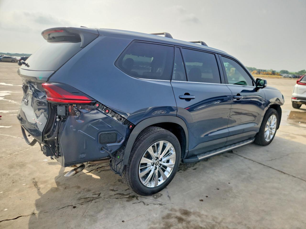 2026 Toyota Grand Highlander Platinum Blue vin: 5TDAAAB52TS105379