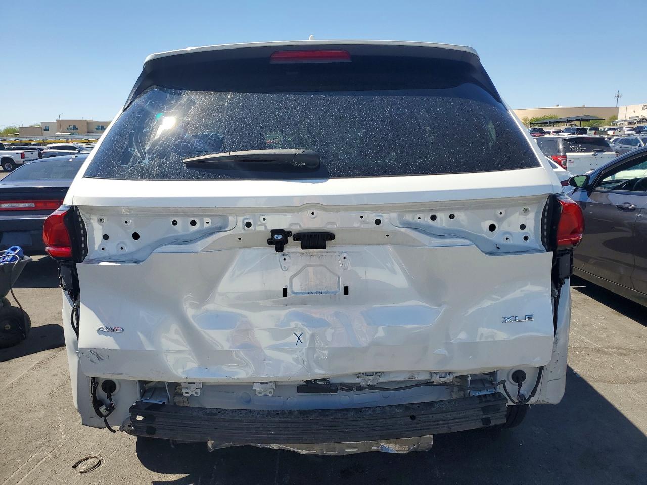2024 Toyota Grand Highlander Xle White vin: 5TDAAAB53RS030586