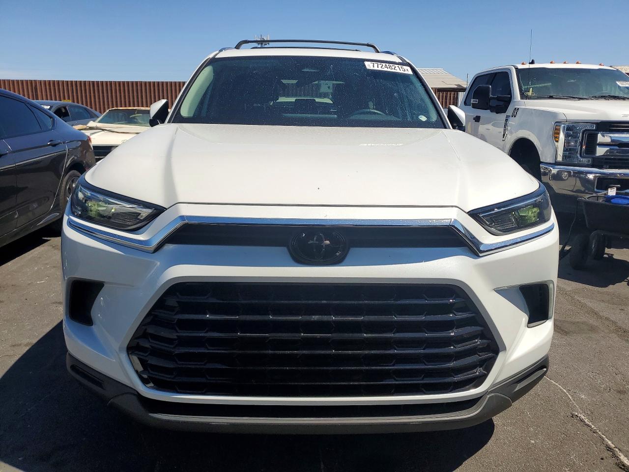 2024 Toyota Grand Highlander Xle White vin: 5TDAAAB53RS030586