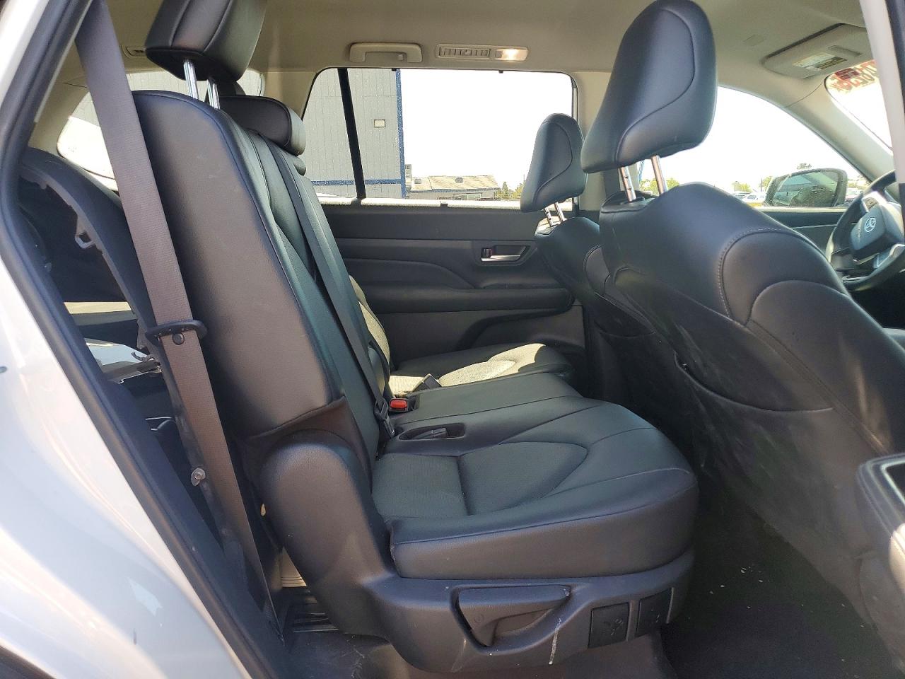 2024 Toyota Grand Highlander Xle White vin: 5TDAAAB53RS030586