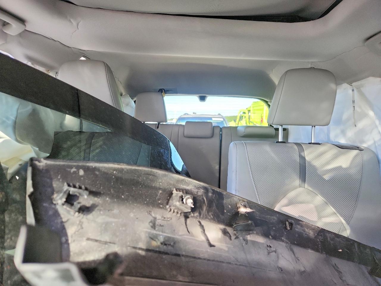 2025 Toyota Grand Highlander Platinum Red vin: 5TDAAAB53SS081446