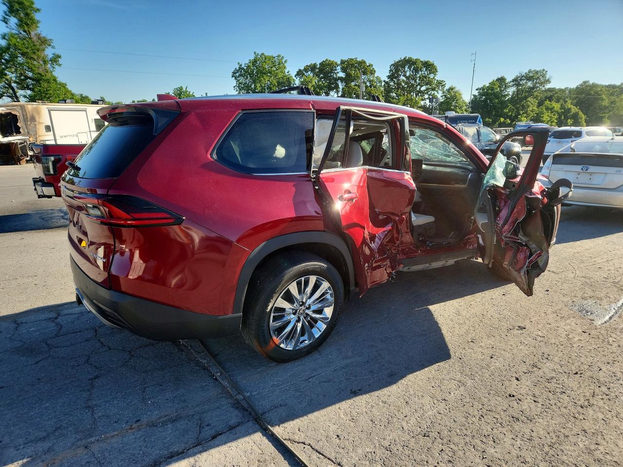 2025 Toyota Grand Highlander Platinum Red vin: 5TDAAAB53SS081446