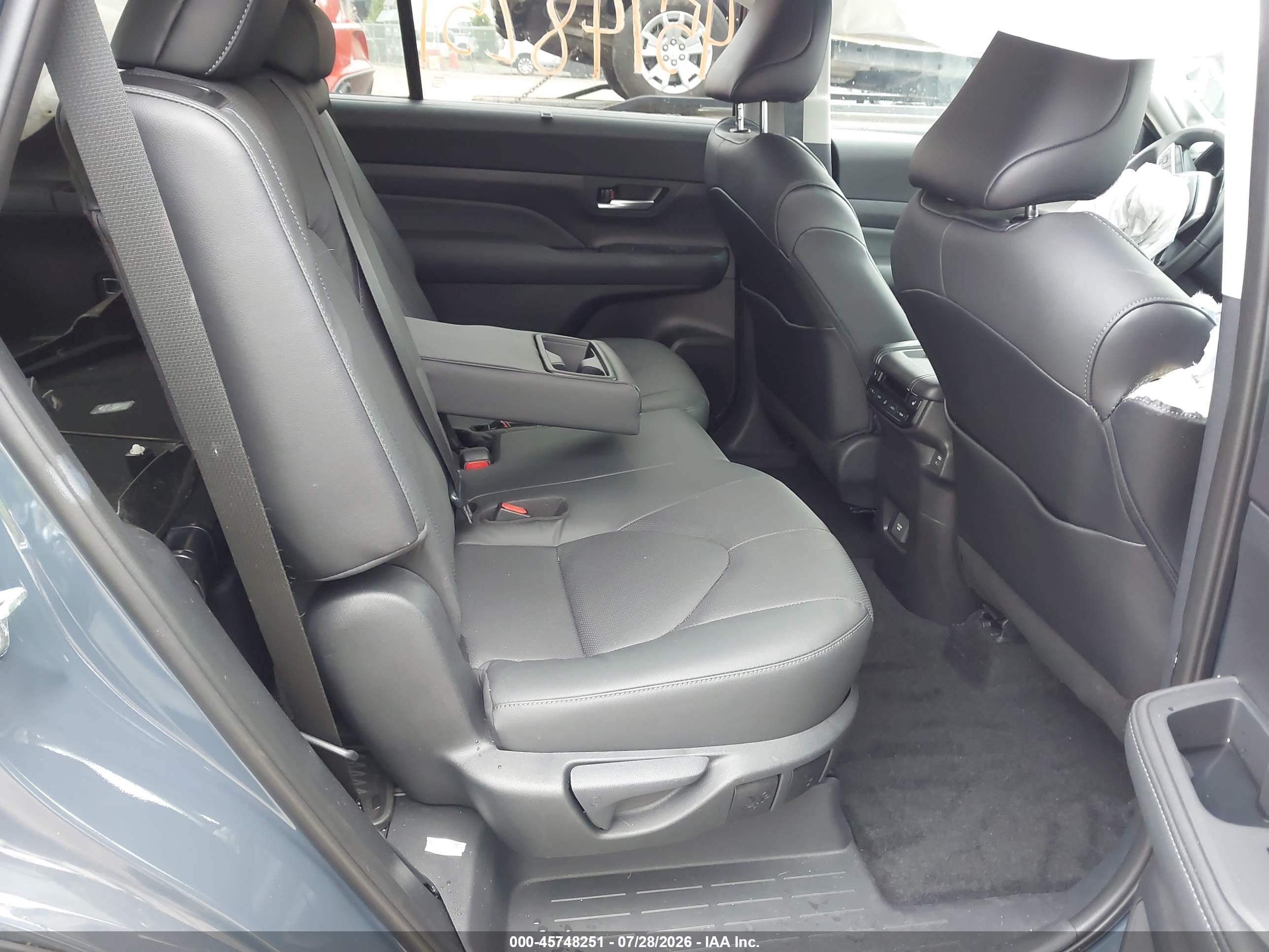 2025 Toyota Grand Highlander Limited Blue vin: 5TDAAAB55SS081108