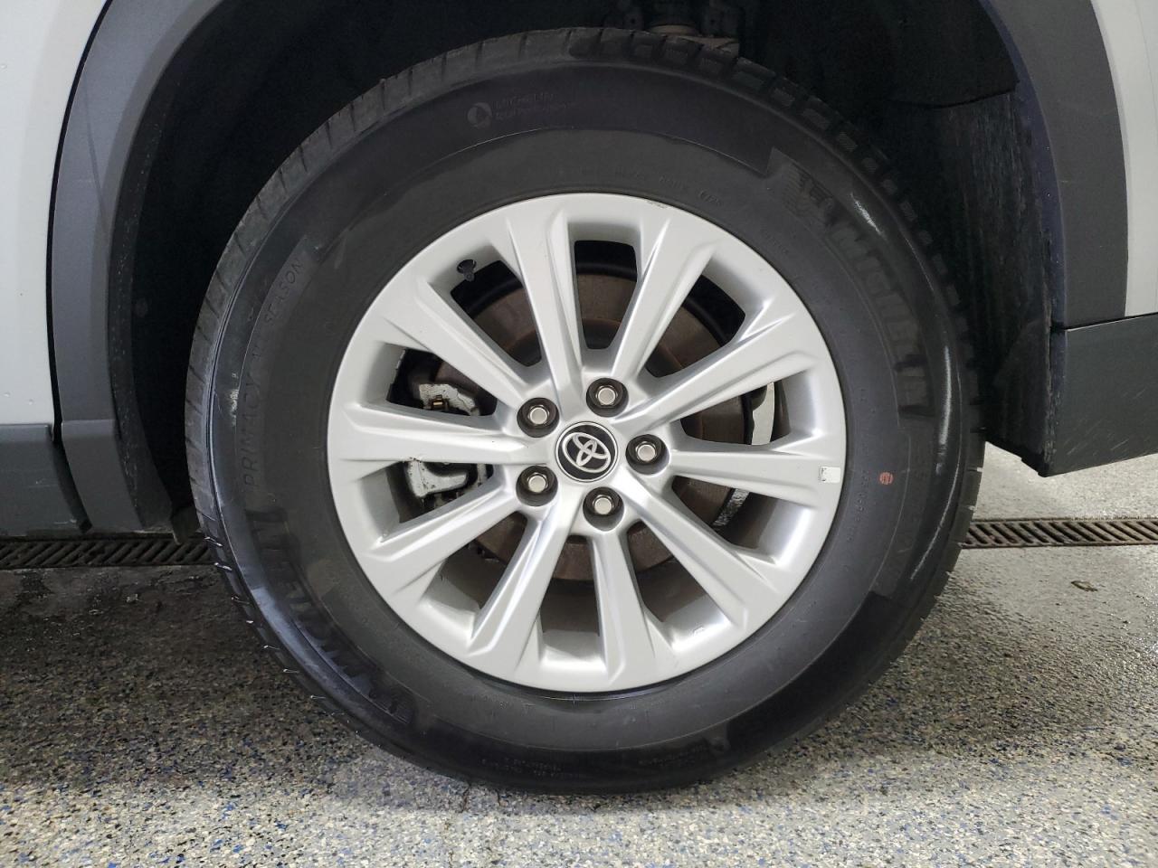 2025 Toyota Grand Highlander Xle Silver vin: 5TDAAAB55SS082534 Damage: Left Rear Wheel, Curb Rash, < 1/8 Inch