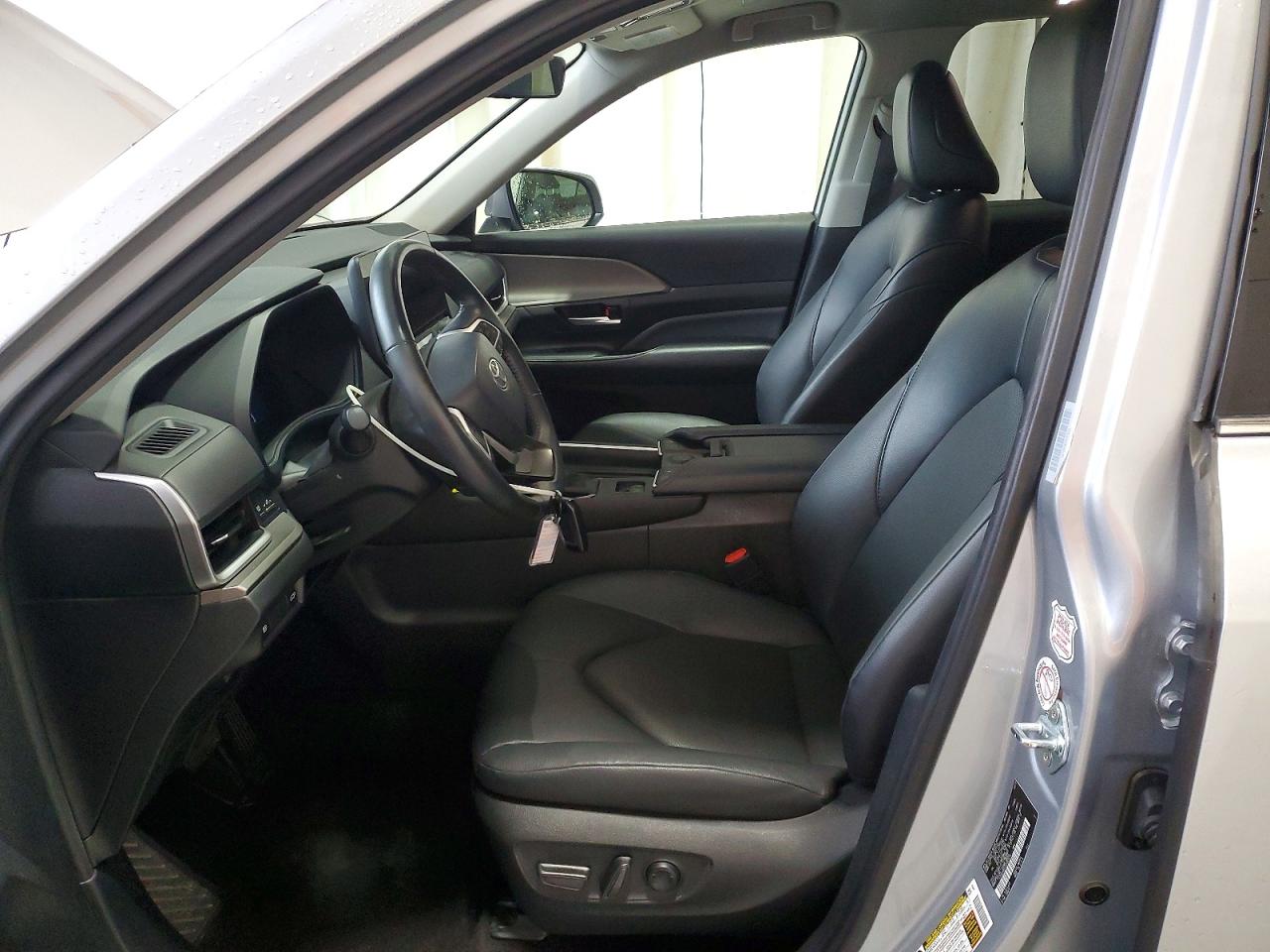 2025 Toyota Grand Highlander Xle Silver vin: 5TDAAAB55SS082534