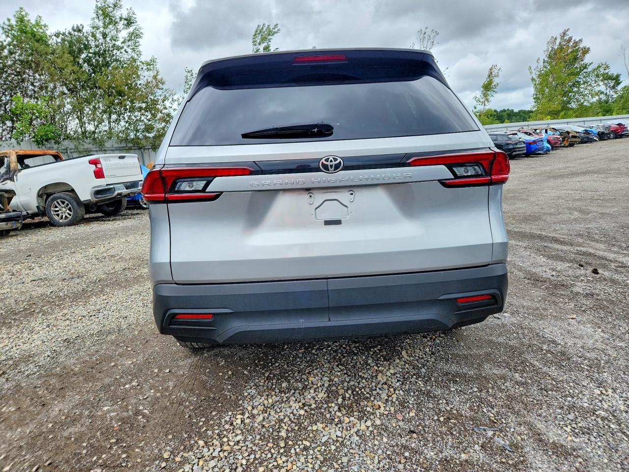 2025 Toyota Grand Highlander Xle Silver vin: 5TDAAAB55SS082534
