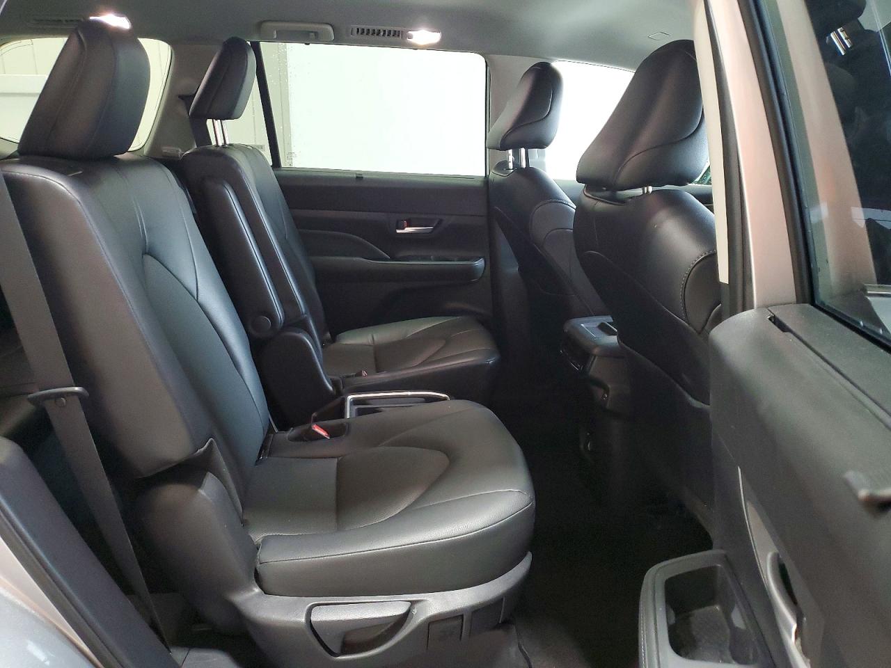 2025 Toyota Grand Highlander Xle Silver vin: 5TDAAAB55SS082534