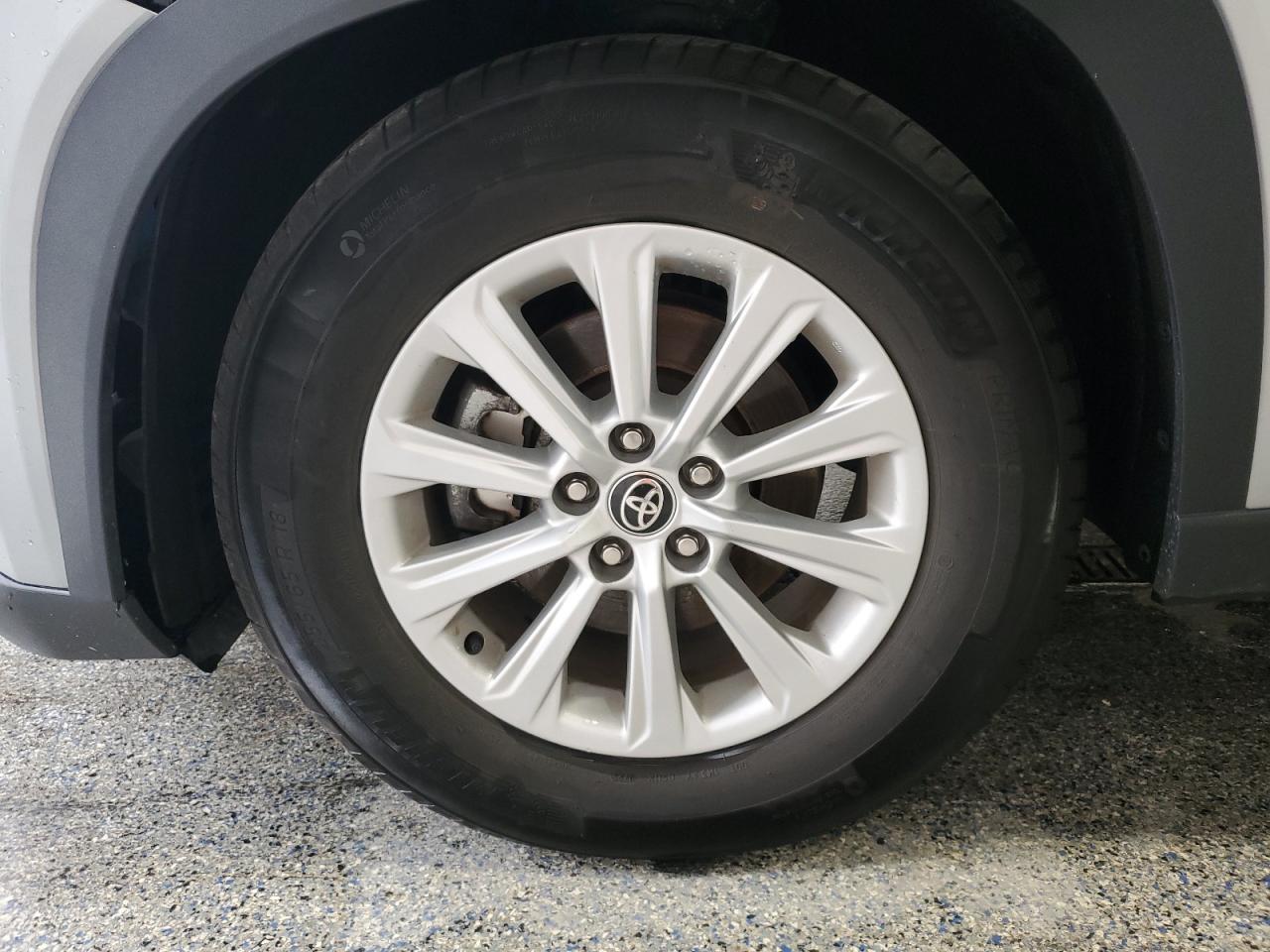 2025 Toyota Grand Highlander Xle Silver vin: 5TDAAAB55SS082534 Damage: Left Front Tire, Worn, Replacement Required
