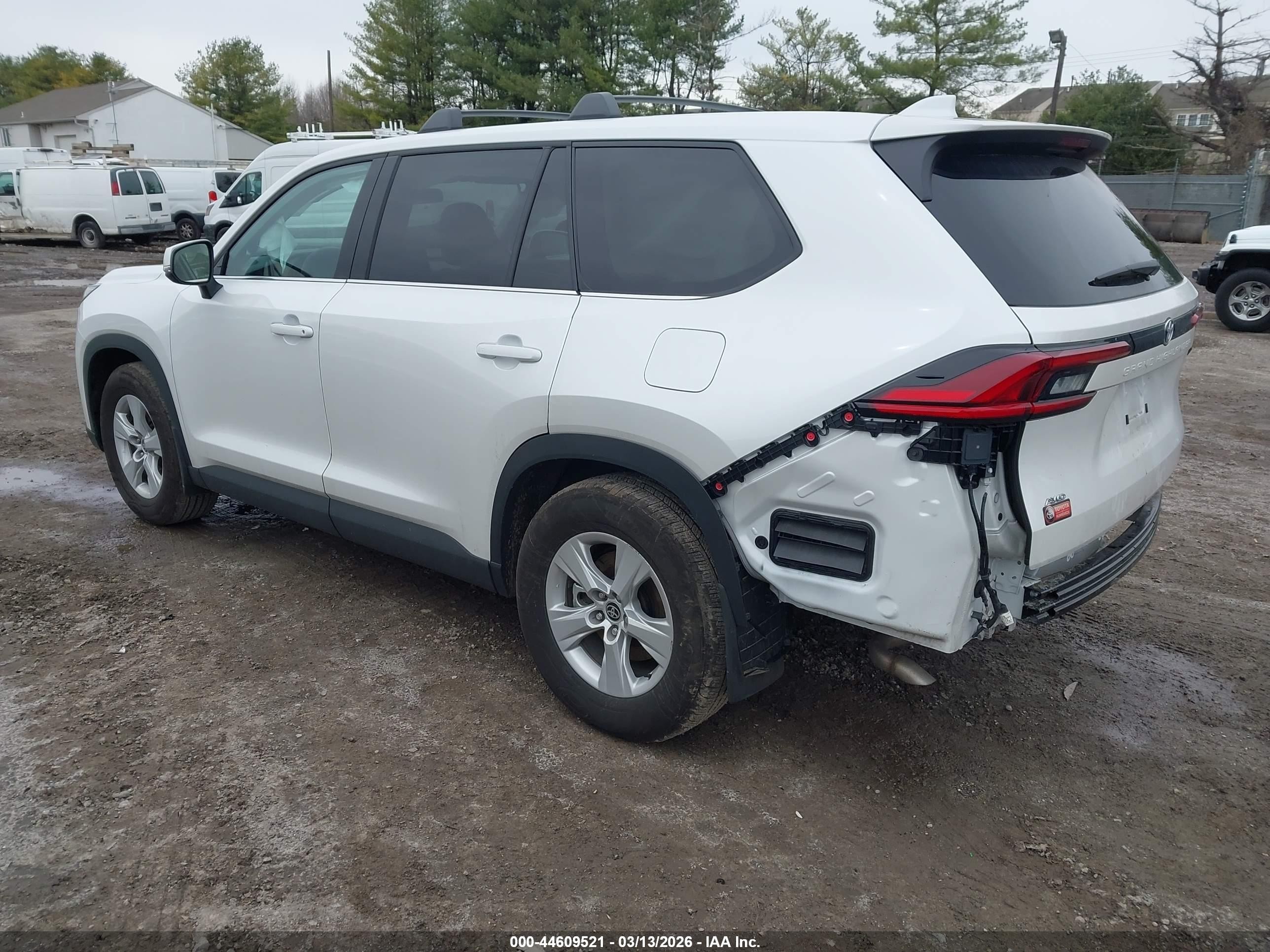 2025 Toyota Grand Highlander Le White vin: 5TDAAAB58SS101125