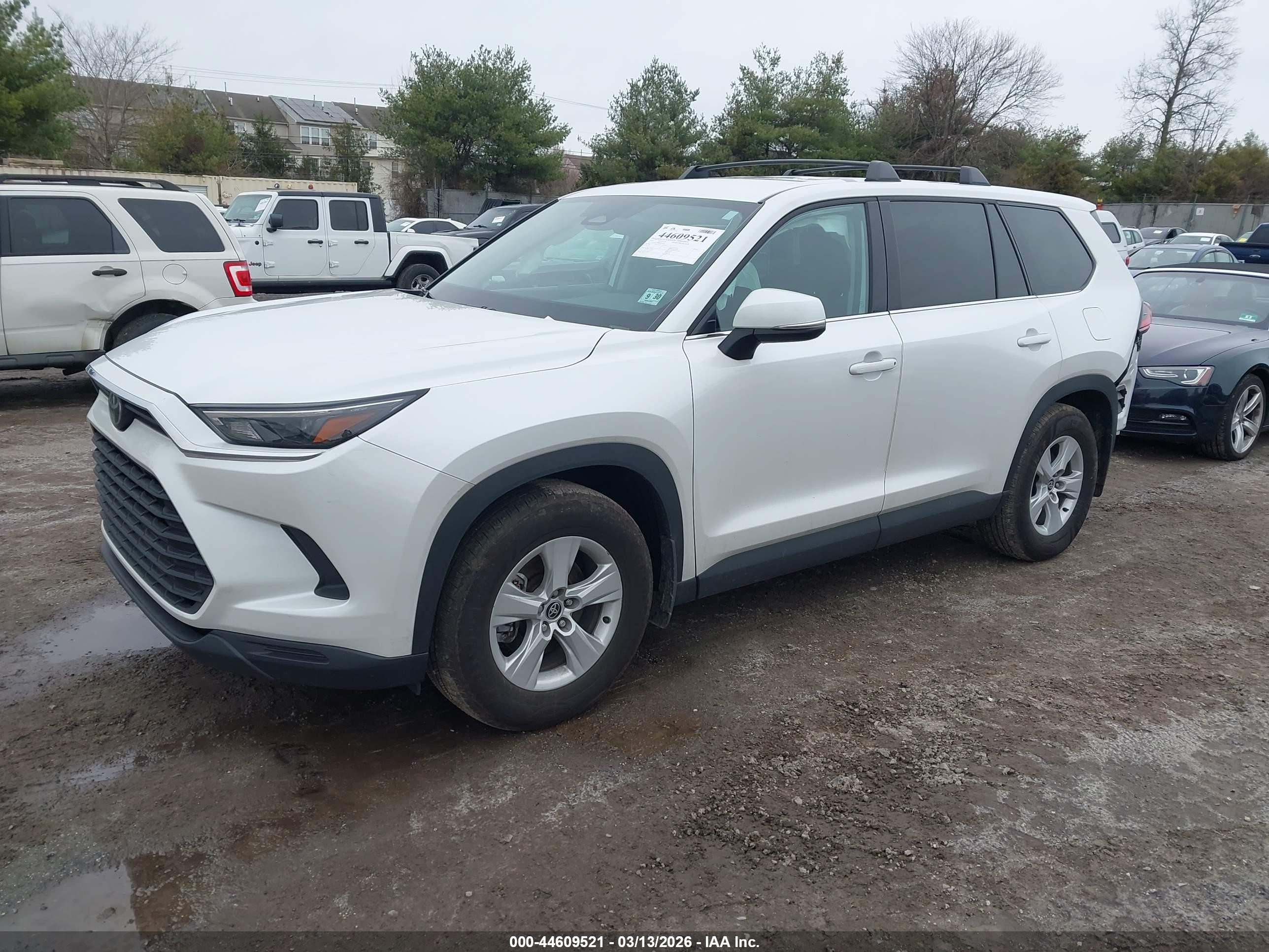 2025 Toyota Grand Highlander Le White vin: 5TDAAAB58SS101125