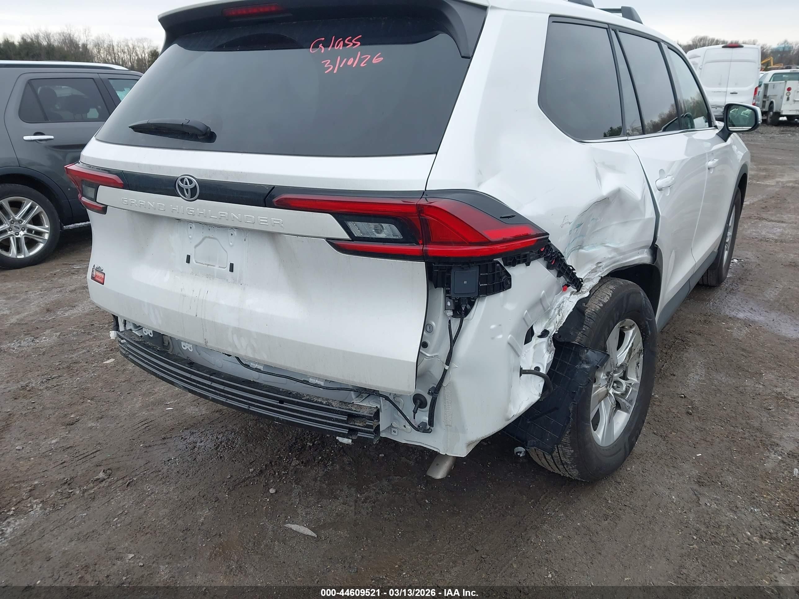 2025 Toyota Grand Highlander Le White vin: 5TDAAAB58SS101125