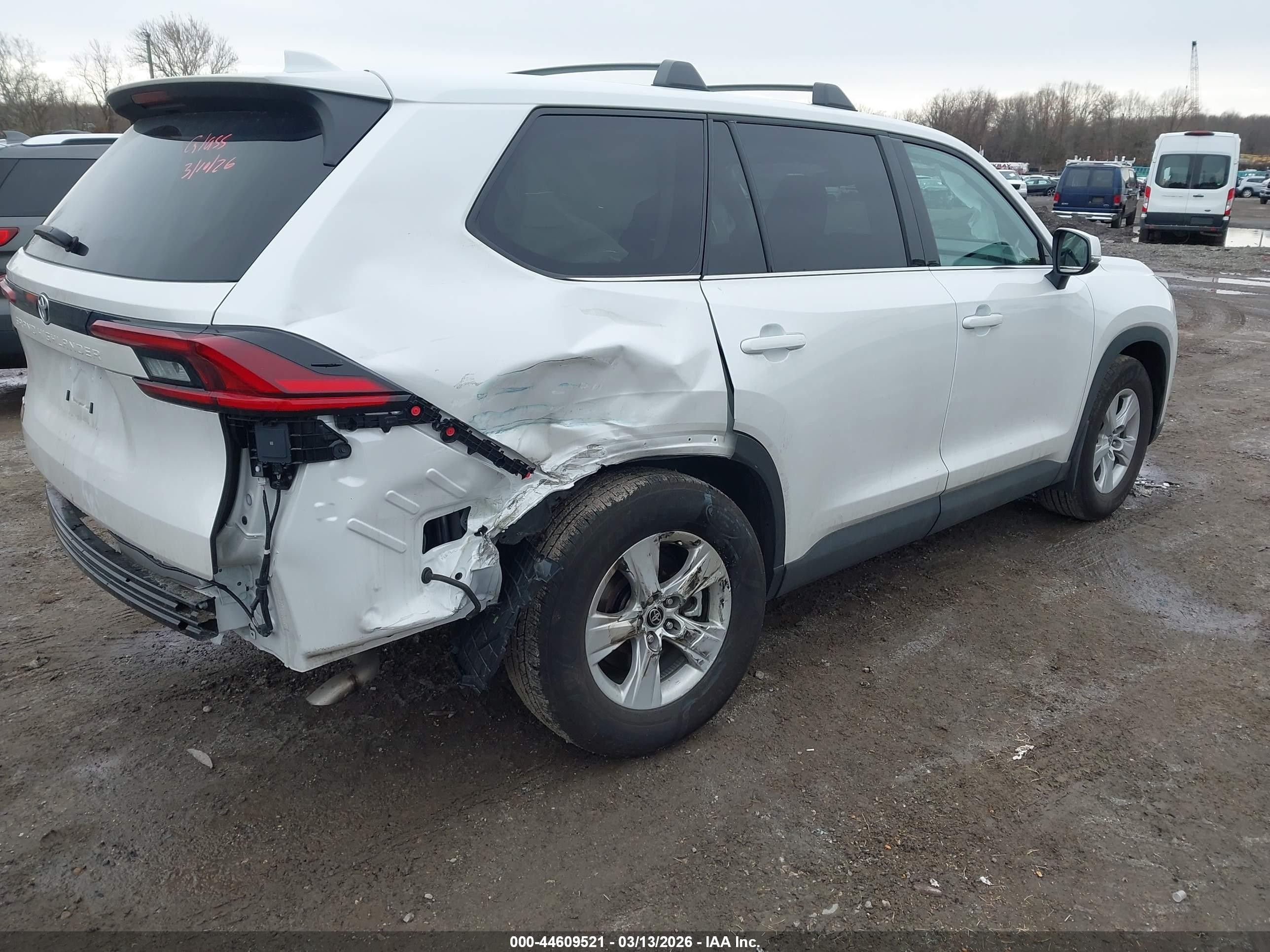 2025 Toyota Grand Highlander Le White vin: 5TDAAAB58SS101125