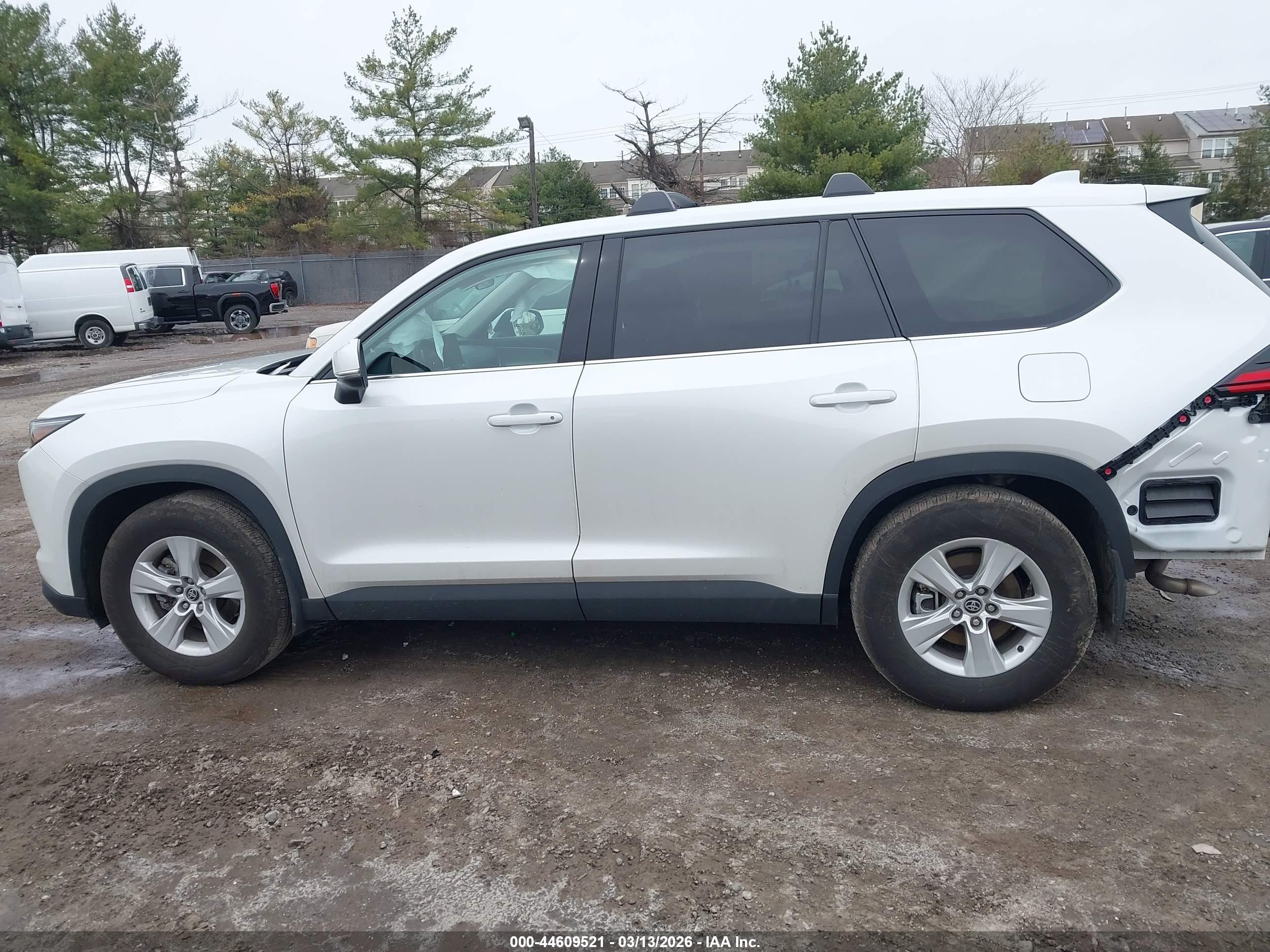 2025 Toyota Grand Highlander Le White vin: 5TDAAAB58SS101125