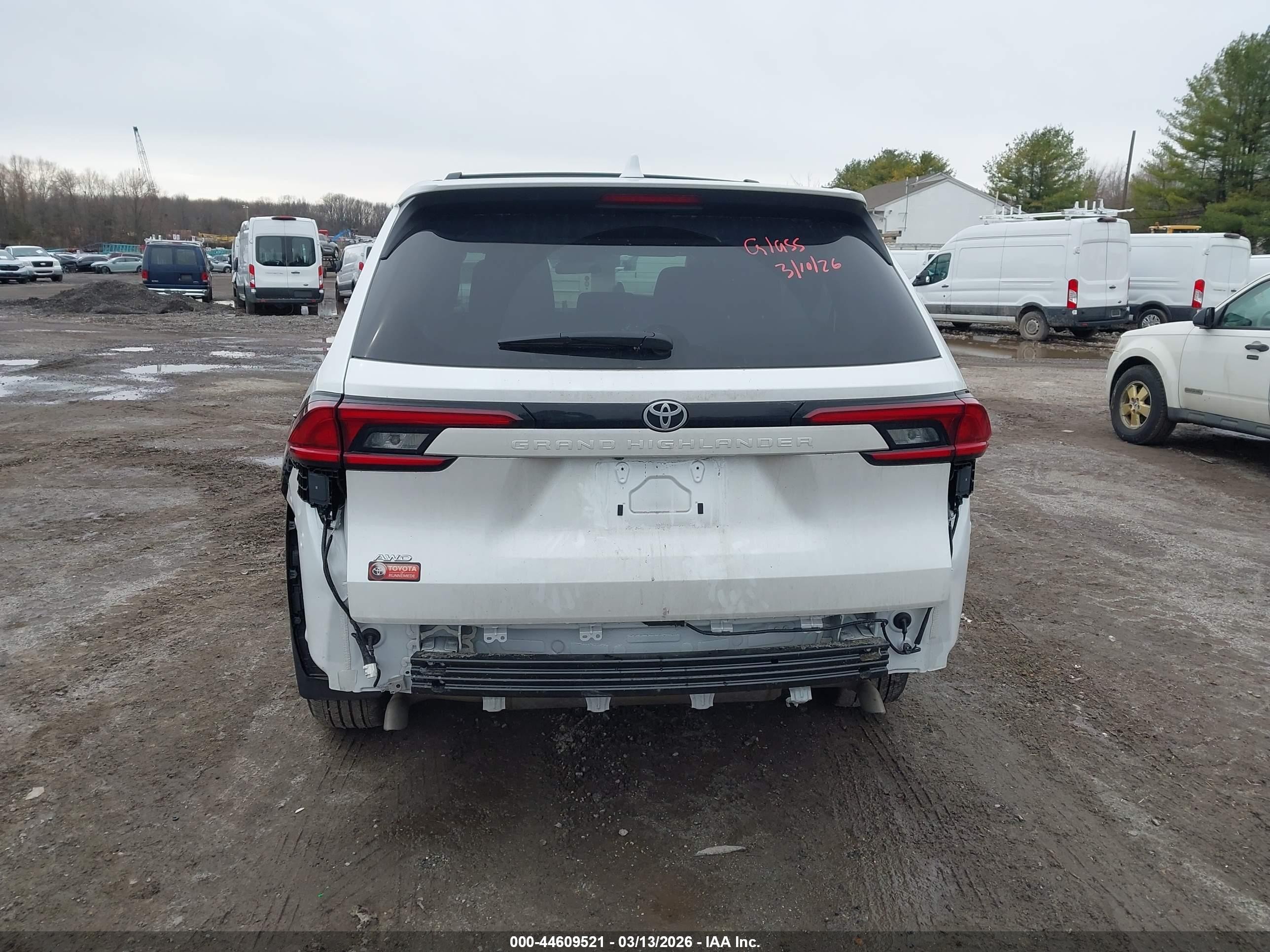 2025 Toyota Grand Highlander Le White vin: 5TDAAAB58SS101125