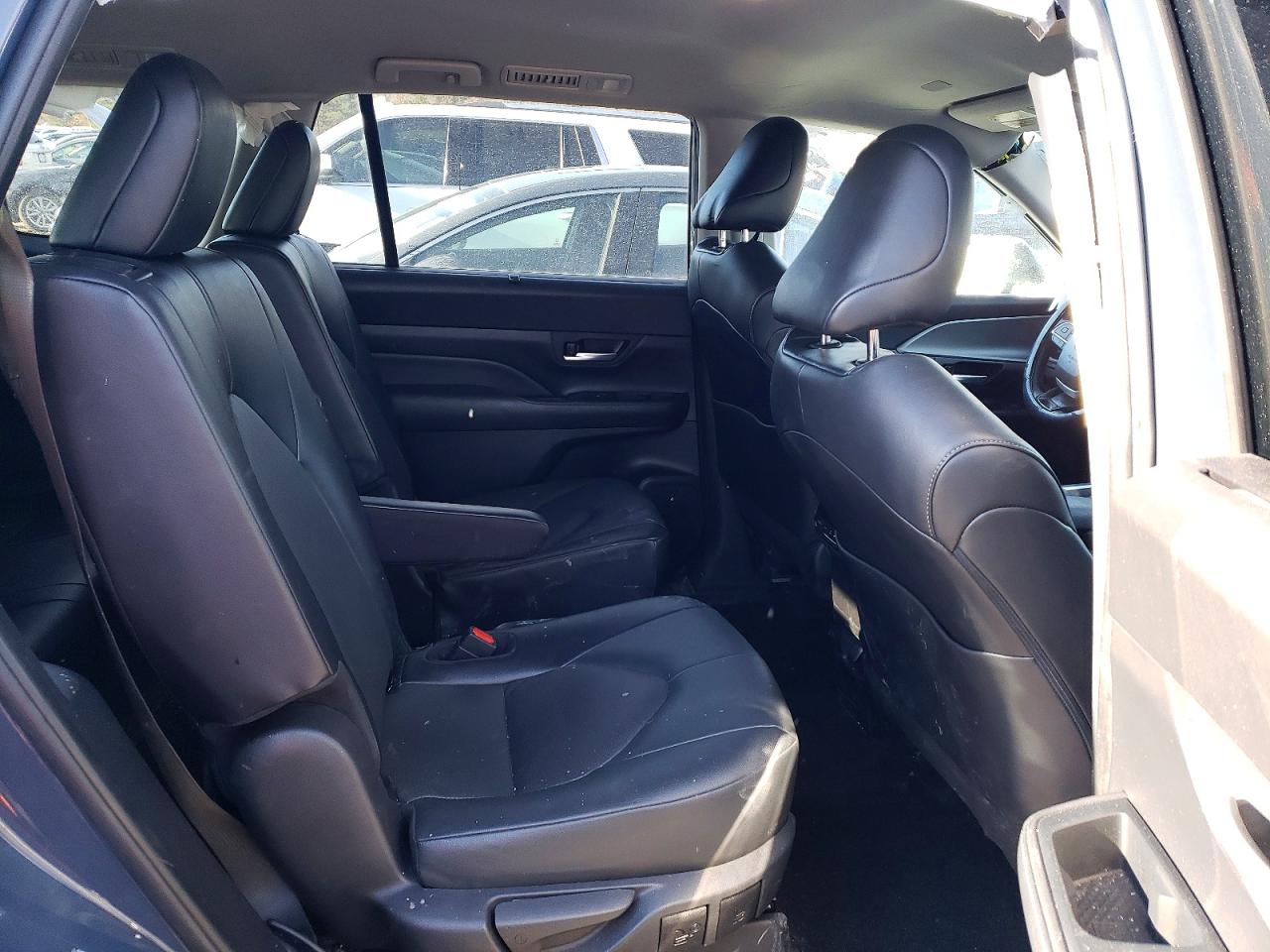 2024 Toyota Grand Highlander Xle Gray vin: 5TDAAAB59RS033251