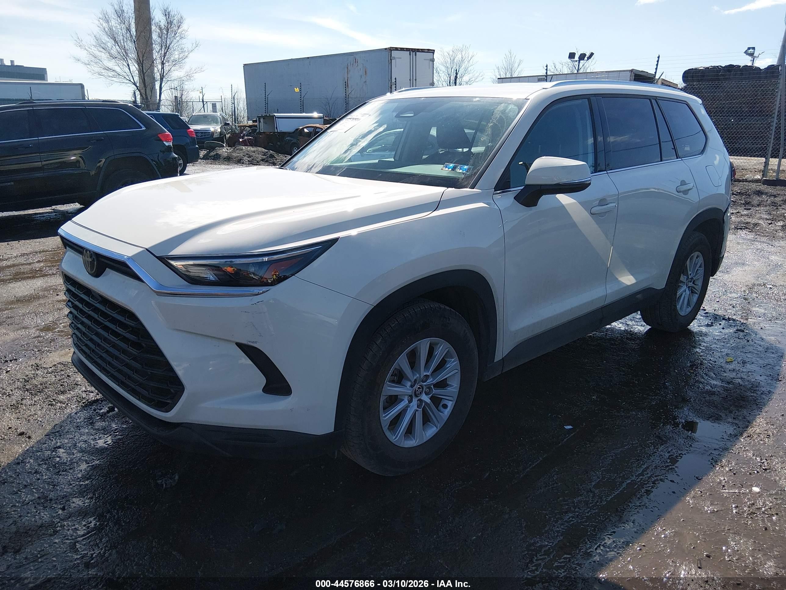 2024 Toyota Grand Highlander Xle White vin: 5TDAAAB59RS065892