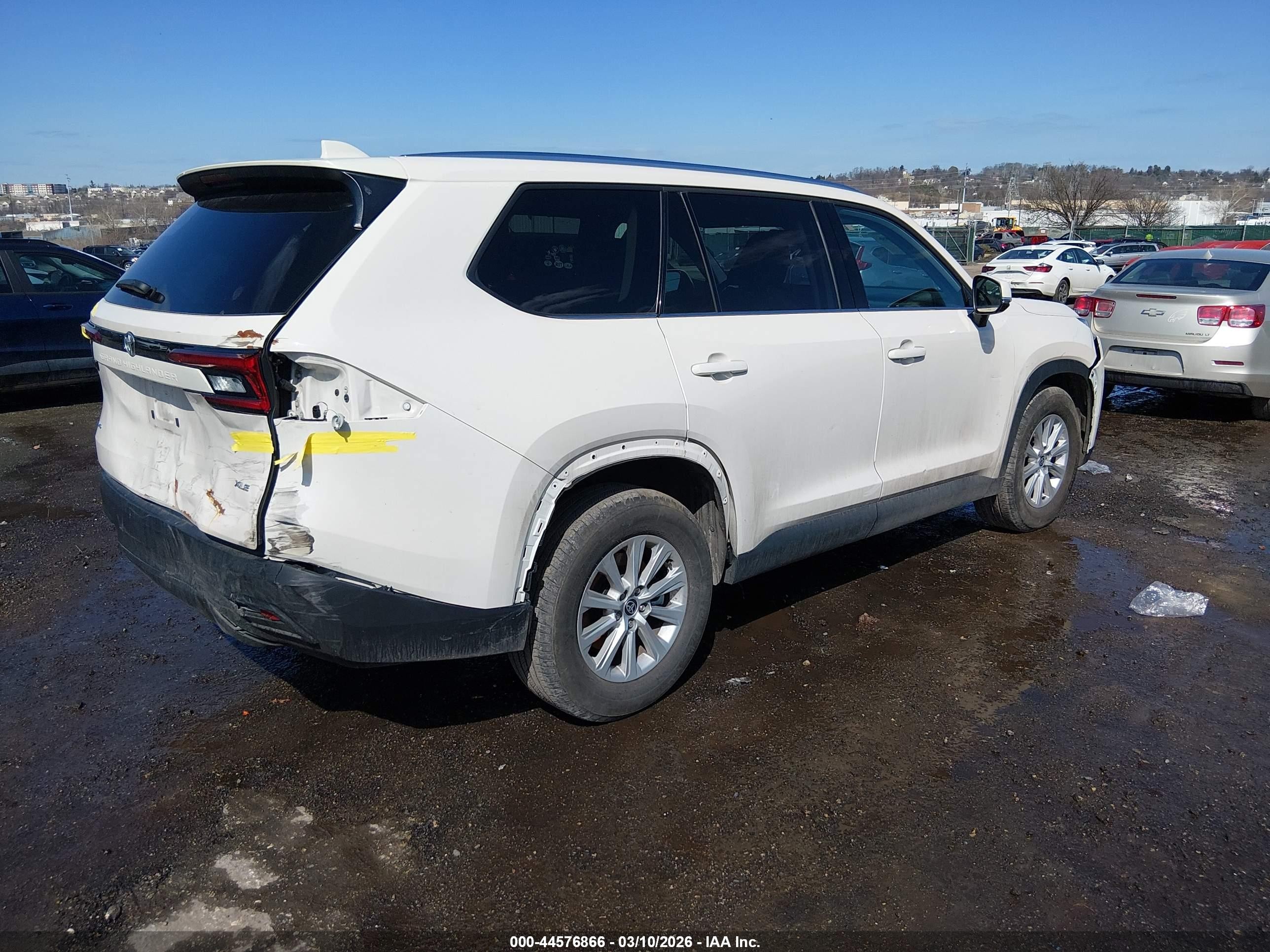 2024 Toyota Grand Highlander Xle White vin: 5TDAAAB59RS065892