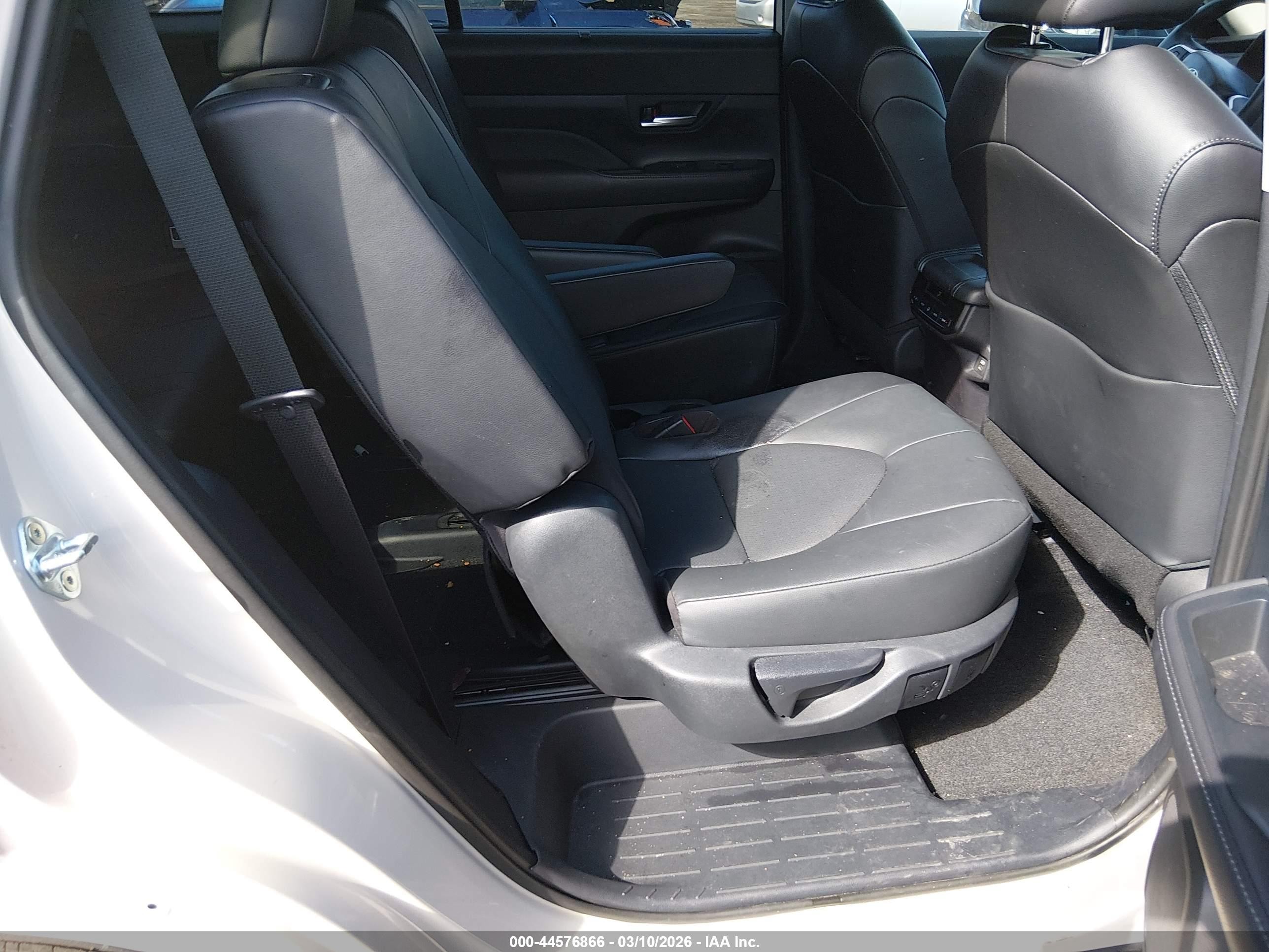2024 Toyota Grand Highlander Xle White vin: 5TDAAAB59RS065892