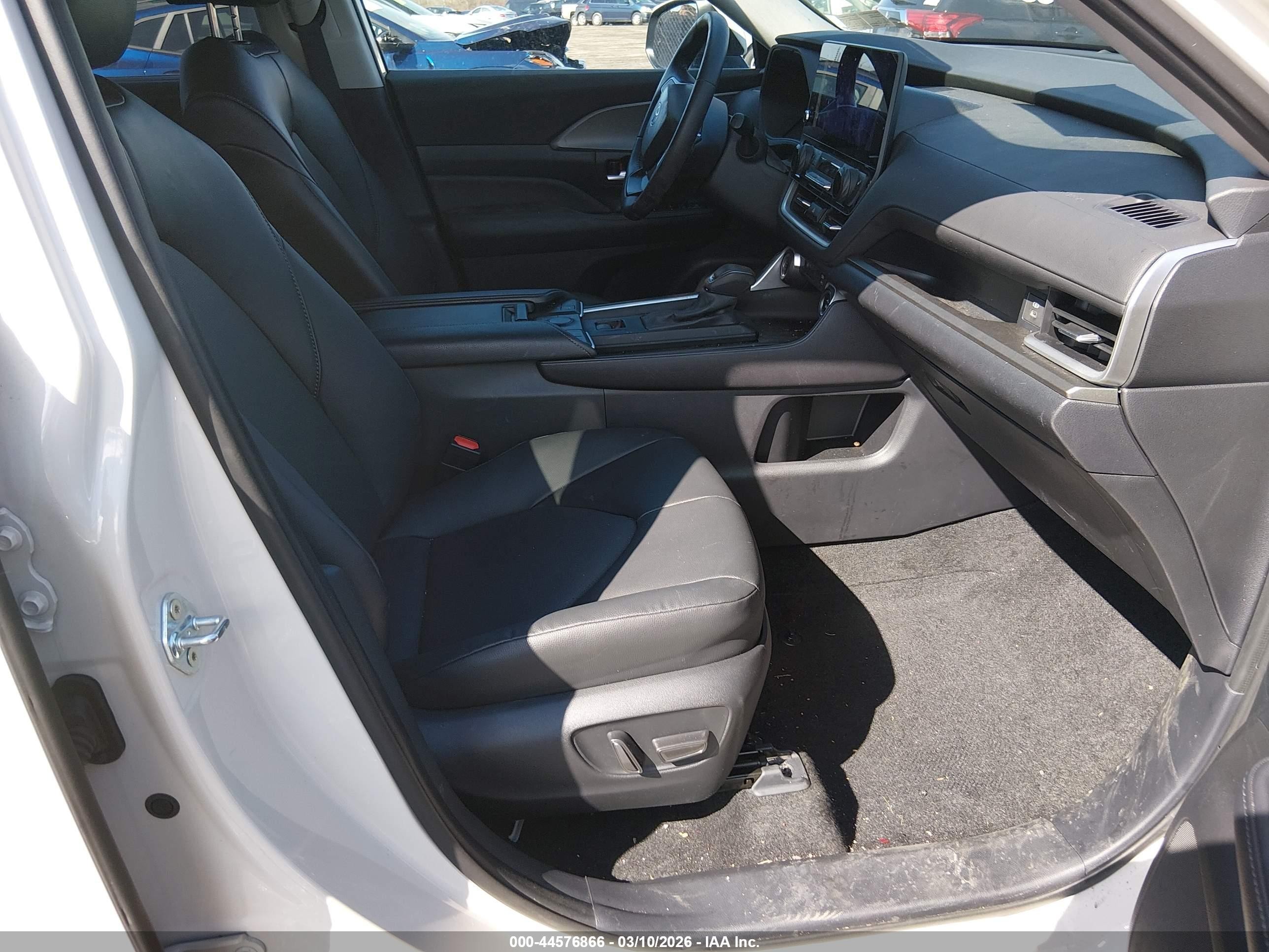 2024 Toyota Grand Highlander Xle White vin: 5TDAAAB59RS065892