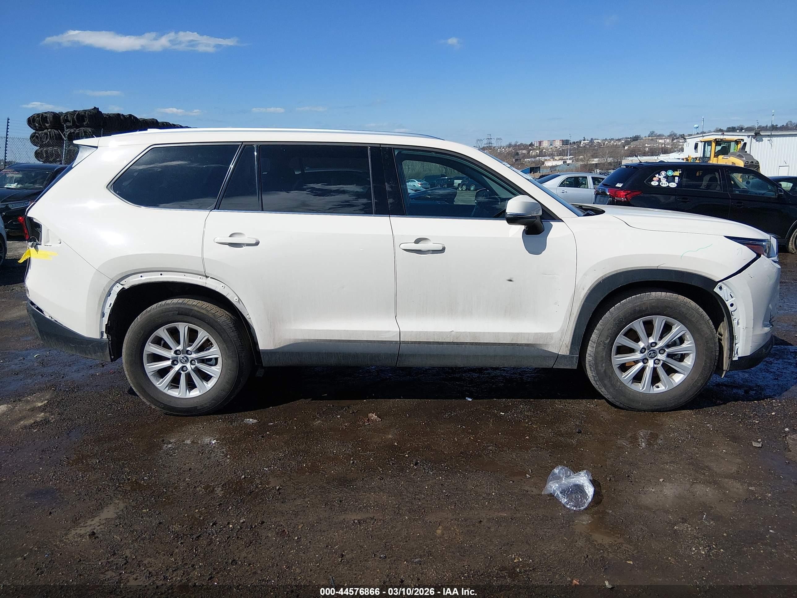 2024 Toyota Grand Highlander Xle White vin: 5TDAAAB59RS065892