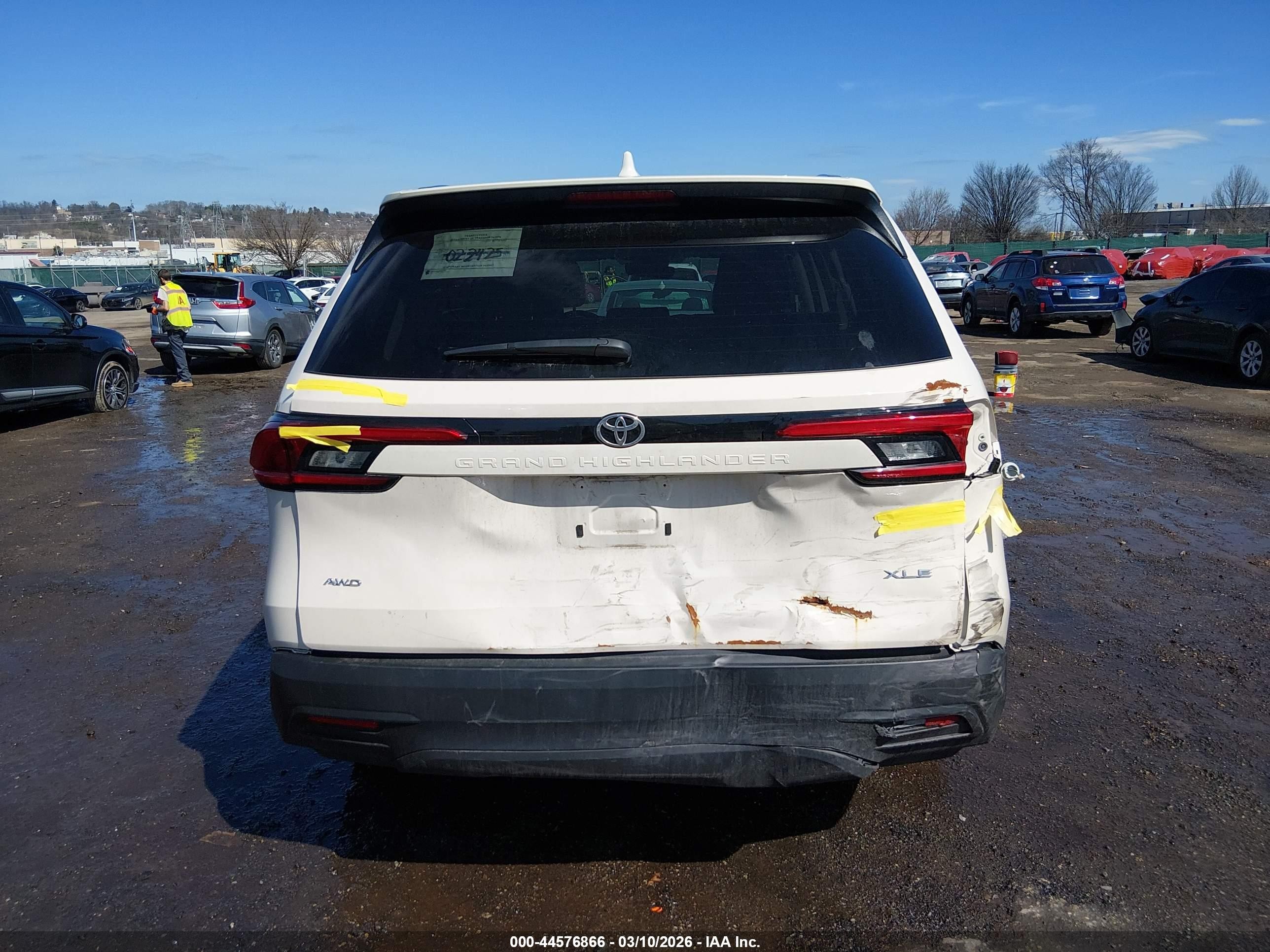 2024 Toyota Grand Highlander Xle White vin: 5TDAAAB59RS065892