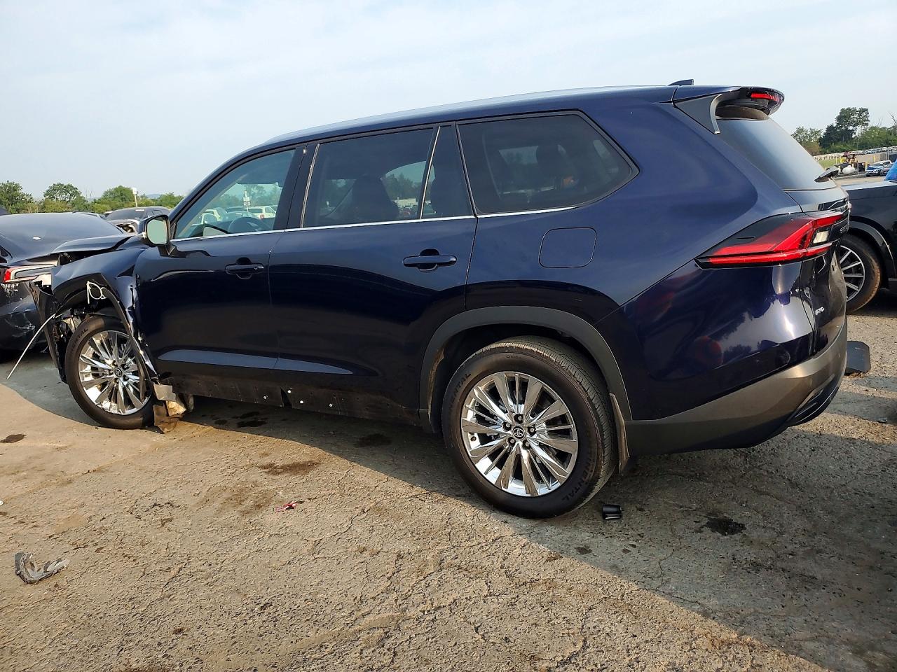2026 Toyota Grand Highlander Platinum Blue vin: 5TDAAAB59TS108389
