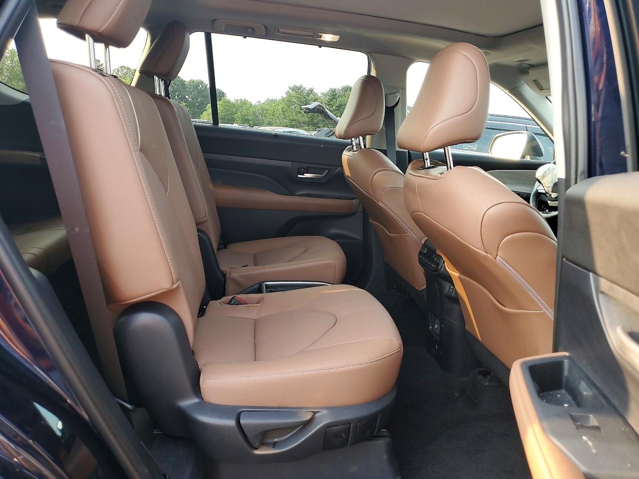 2026 Toyota Grand Highlander Platinum Blue vin: 5TDAAAB59TS108389