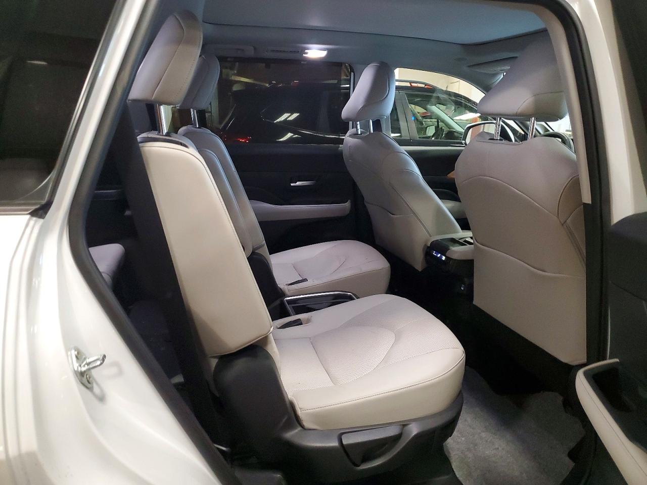 2024 Toyota Grand Highlander Limited White vin: 5TDAAAB5XRS037129