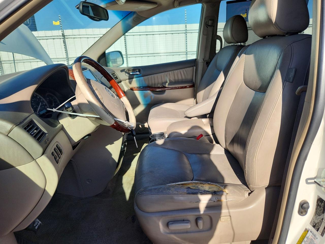 2005 Toyota Sienna Xle Limited 7 Passenger White vin: 5TDBA22C05S040656
