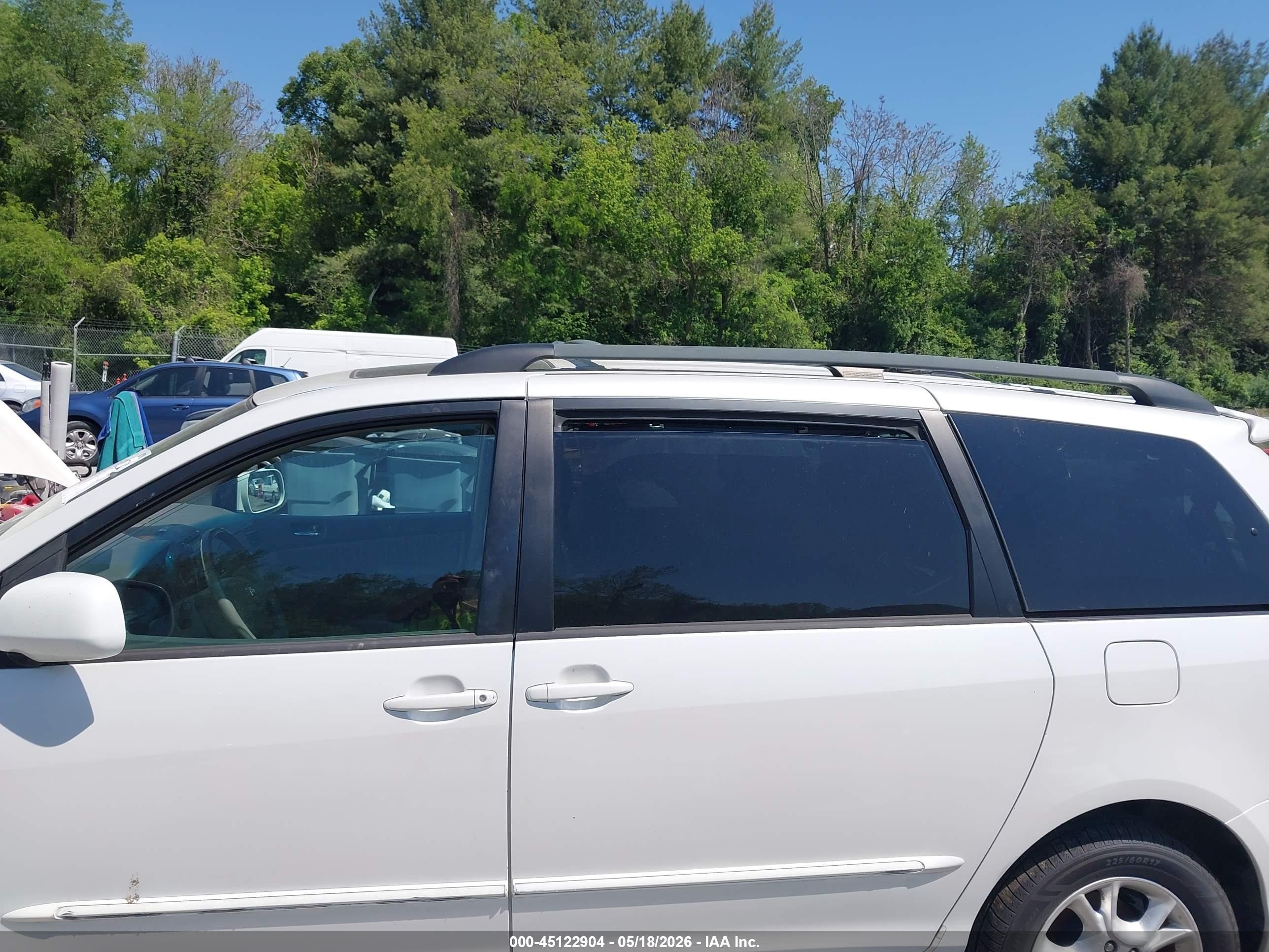 2004 Toyota Sienna Xle Limited White vin: 5TDBA22C24S008693