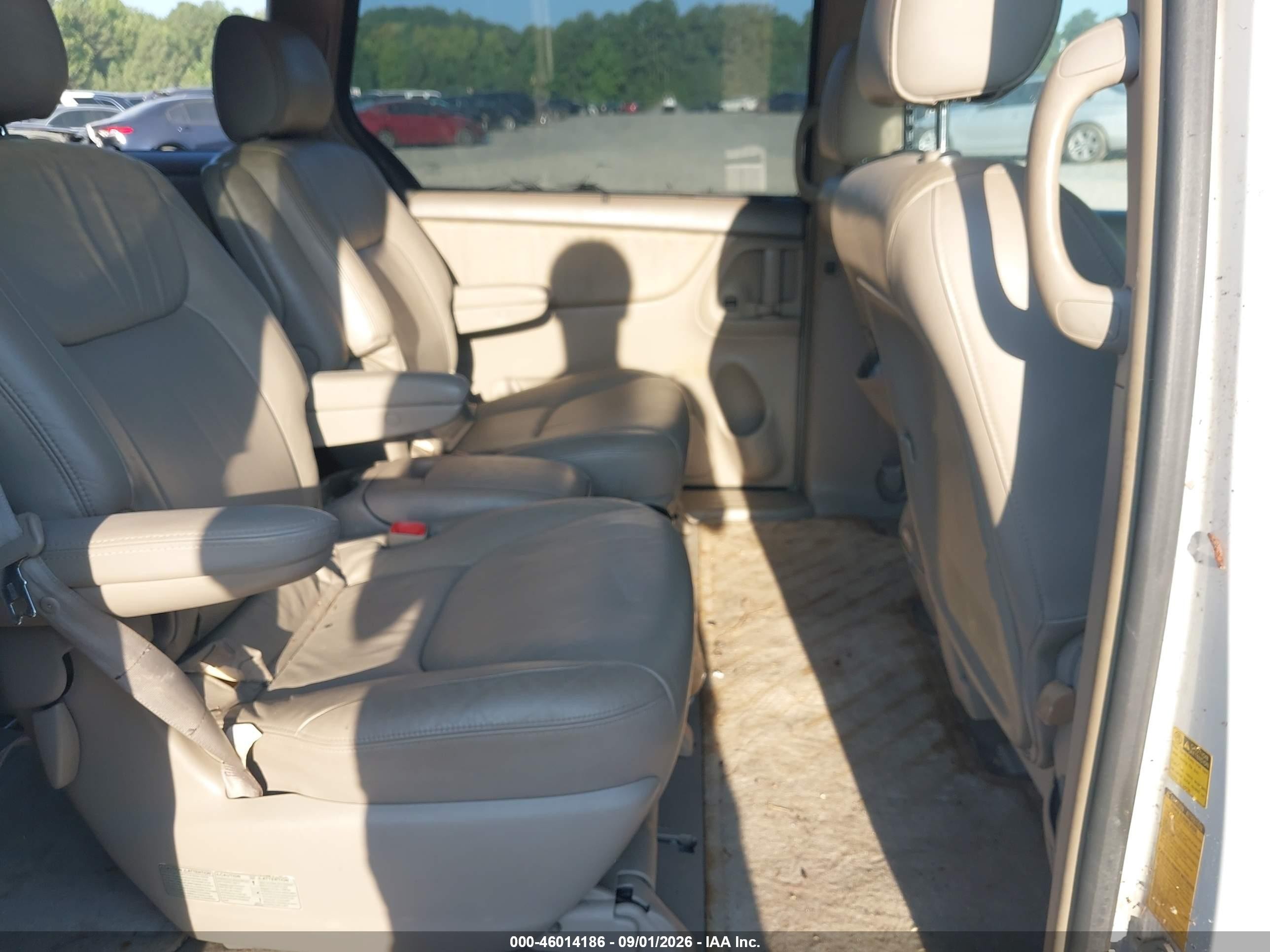 2004 Toyota Sienna Xle White vin: 5TDBA22C74S003635