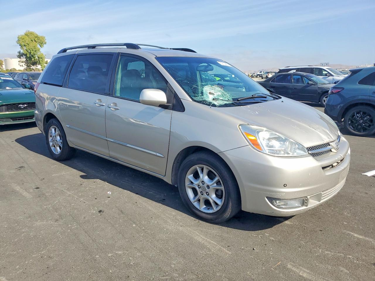 2004 Toyota Sienna Silver vin: 5TDBA22CX4S018310