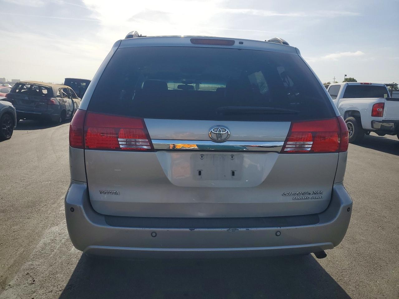2004 Toyota Sienna Silver vin: 5TDBA22CX4S018310