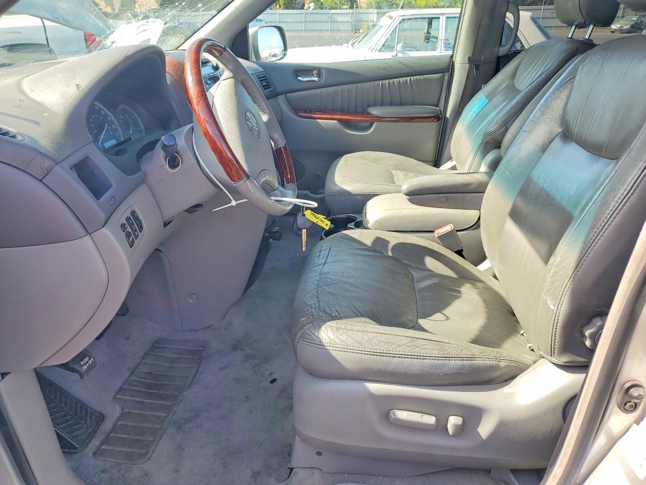 2004 Toyota Sienna Silver vin: 5TDBA22CX4S018310