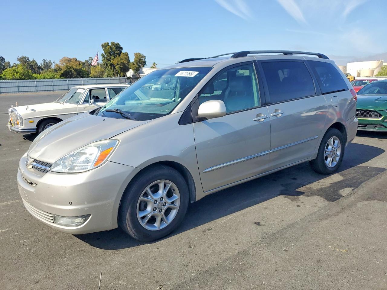 2004 Toyota Sienna Silver vin: 5TDBA22CX4S018310