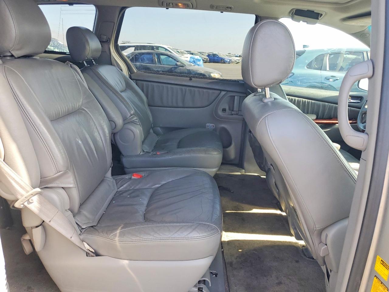 2004 Toyota Sienna Silver vin: 5TDBA22CX4S018310