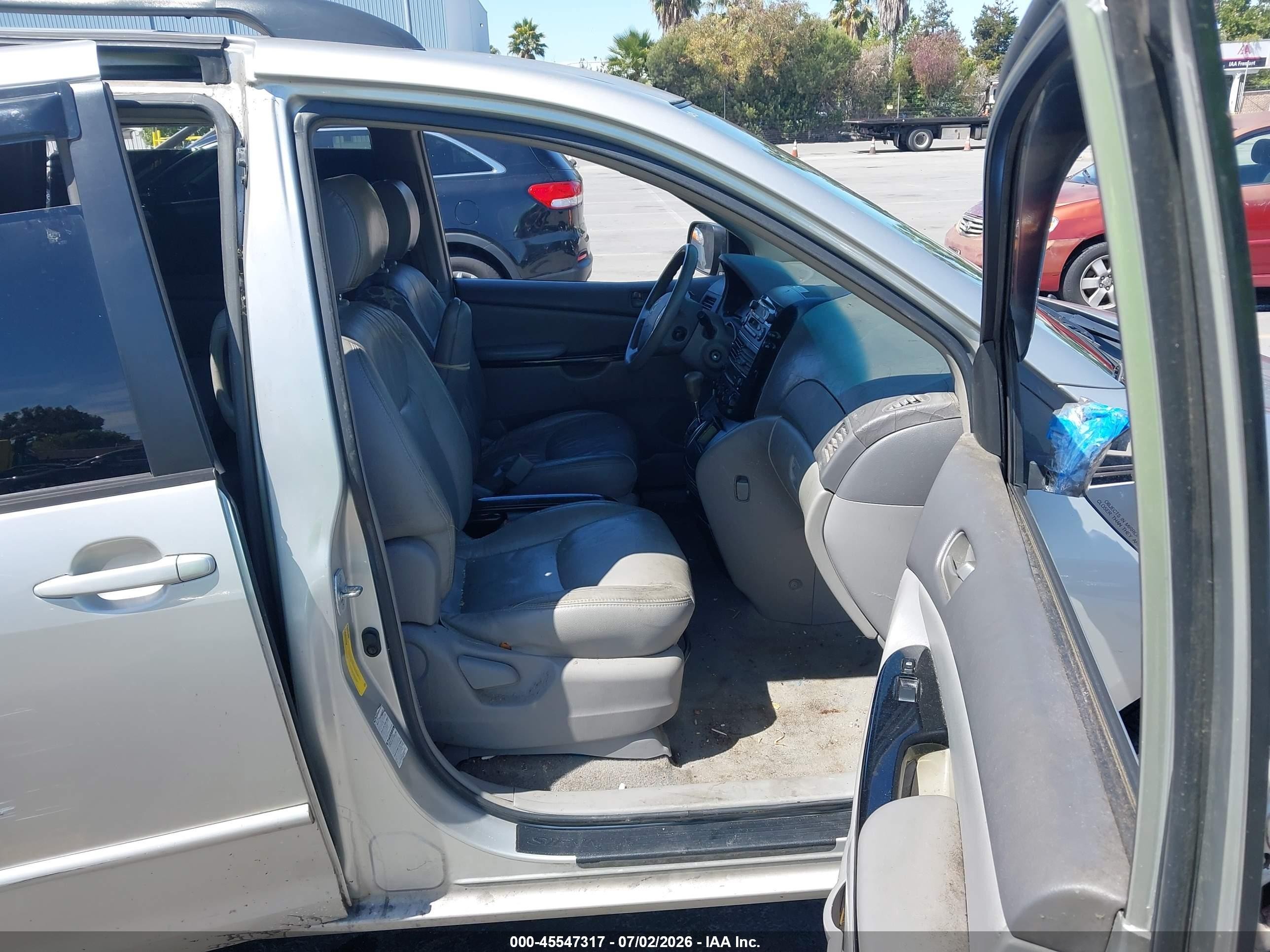 2004 Toyota Sienna Le Gray vin: 5TDBA23C04S003460