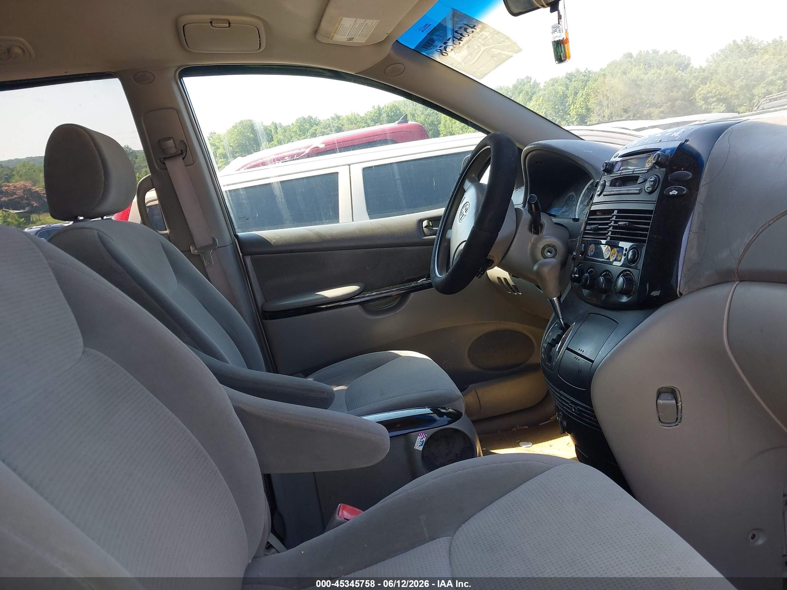 2005 Toyota Sienna Le Silver vin: 5TDBA23C05S053115