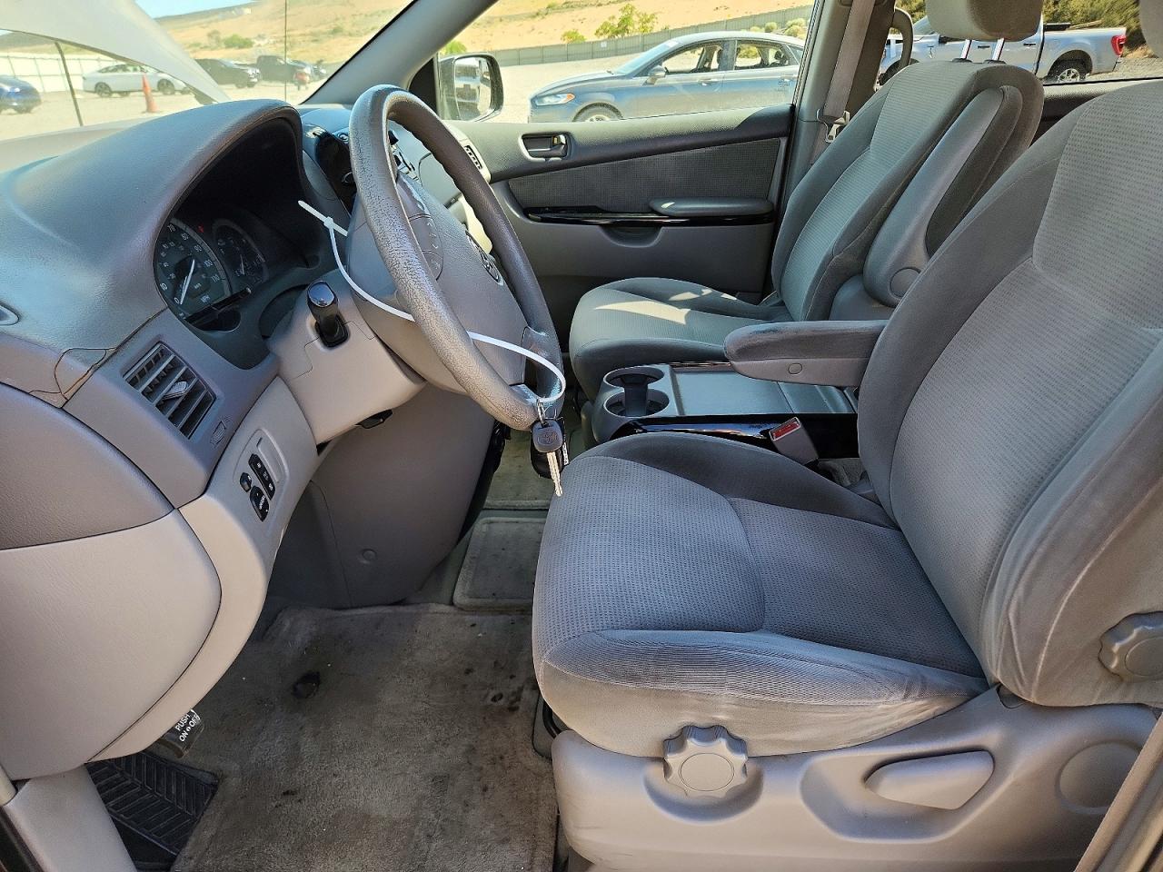 2004 Toyota Sienna Le Gray vin: 5TDBA23C34S003467